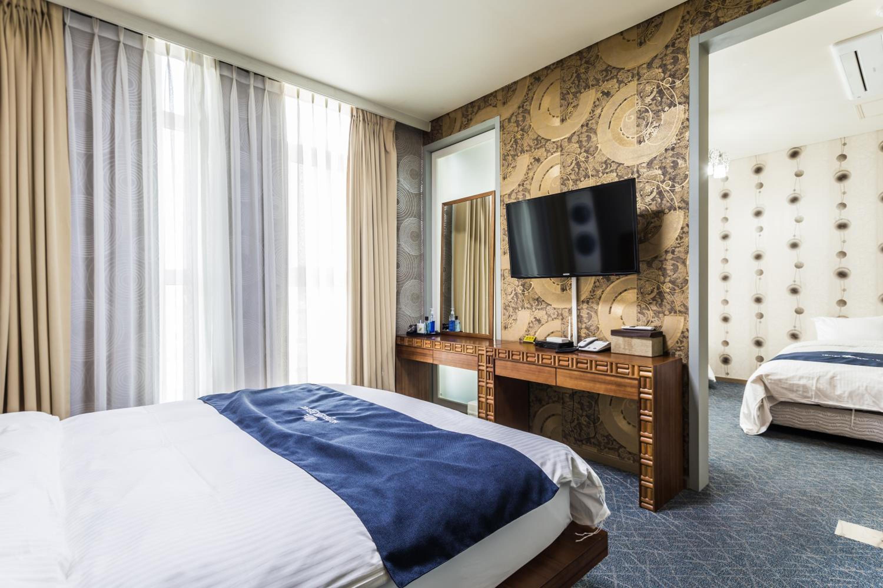 Deluxe Family Suite photo 2