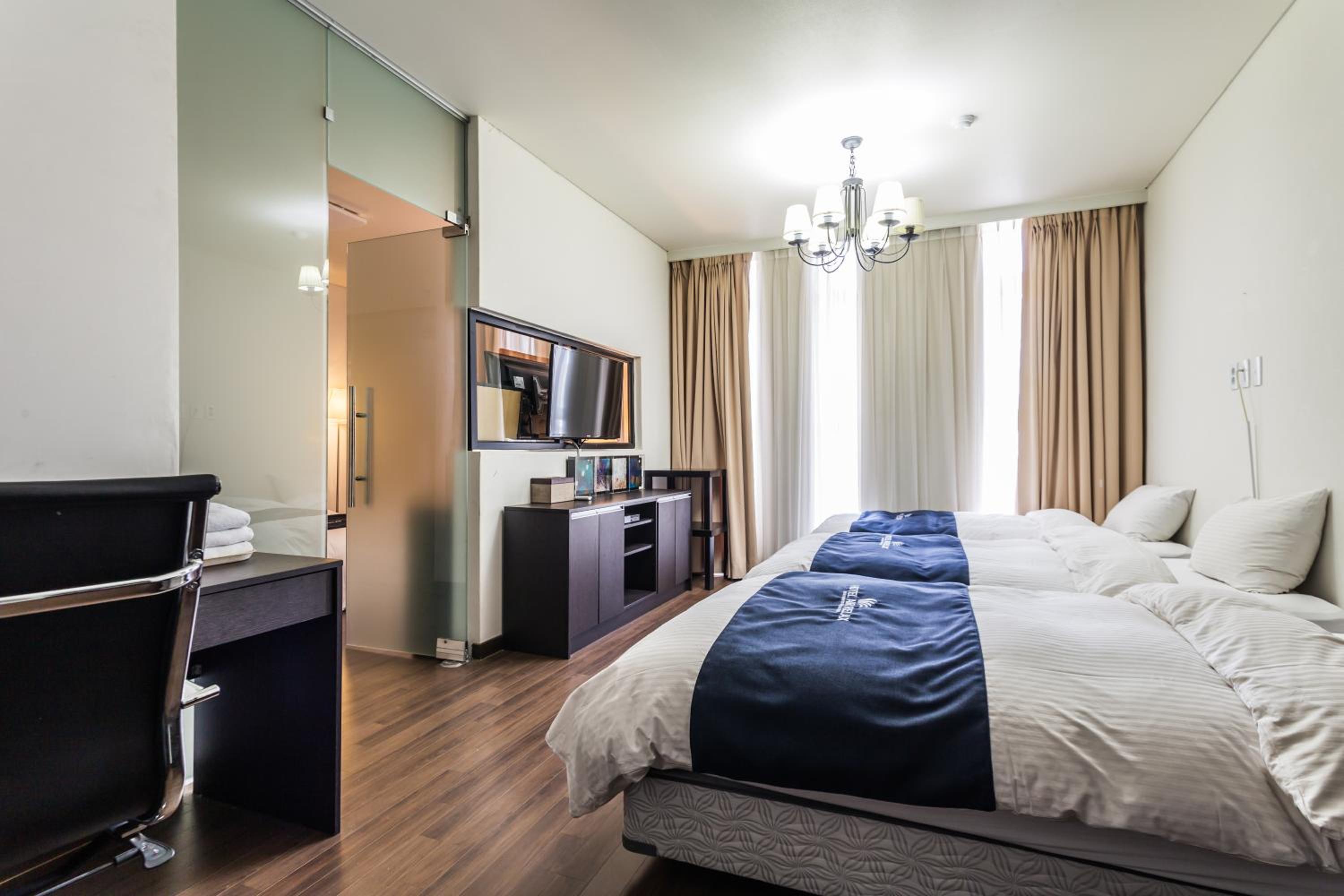 Deluxe Family Suite photo 1