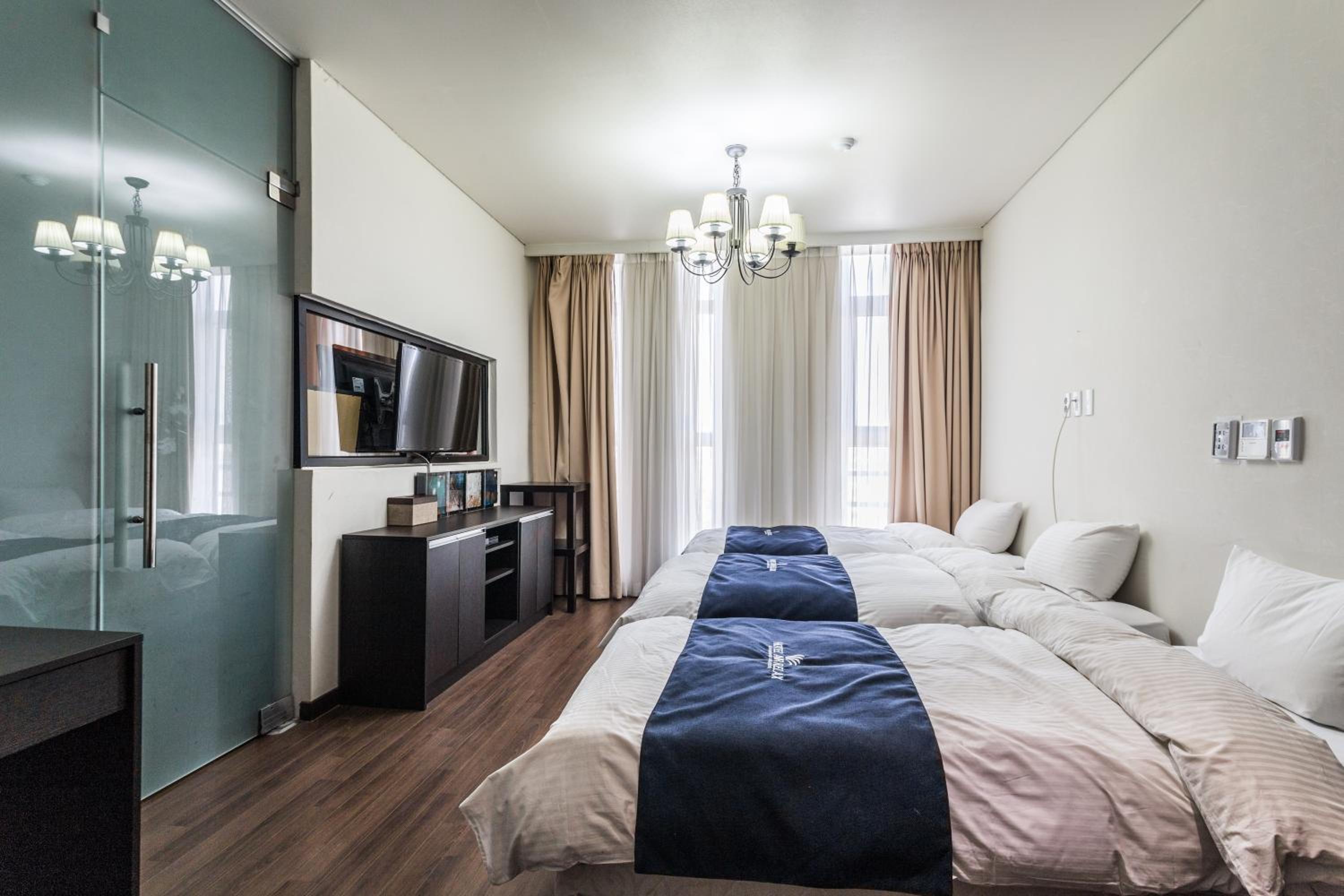 Deluxe Family Suite photo 3