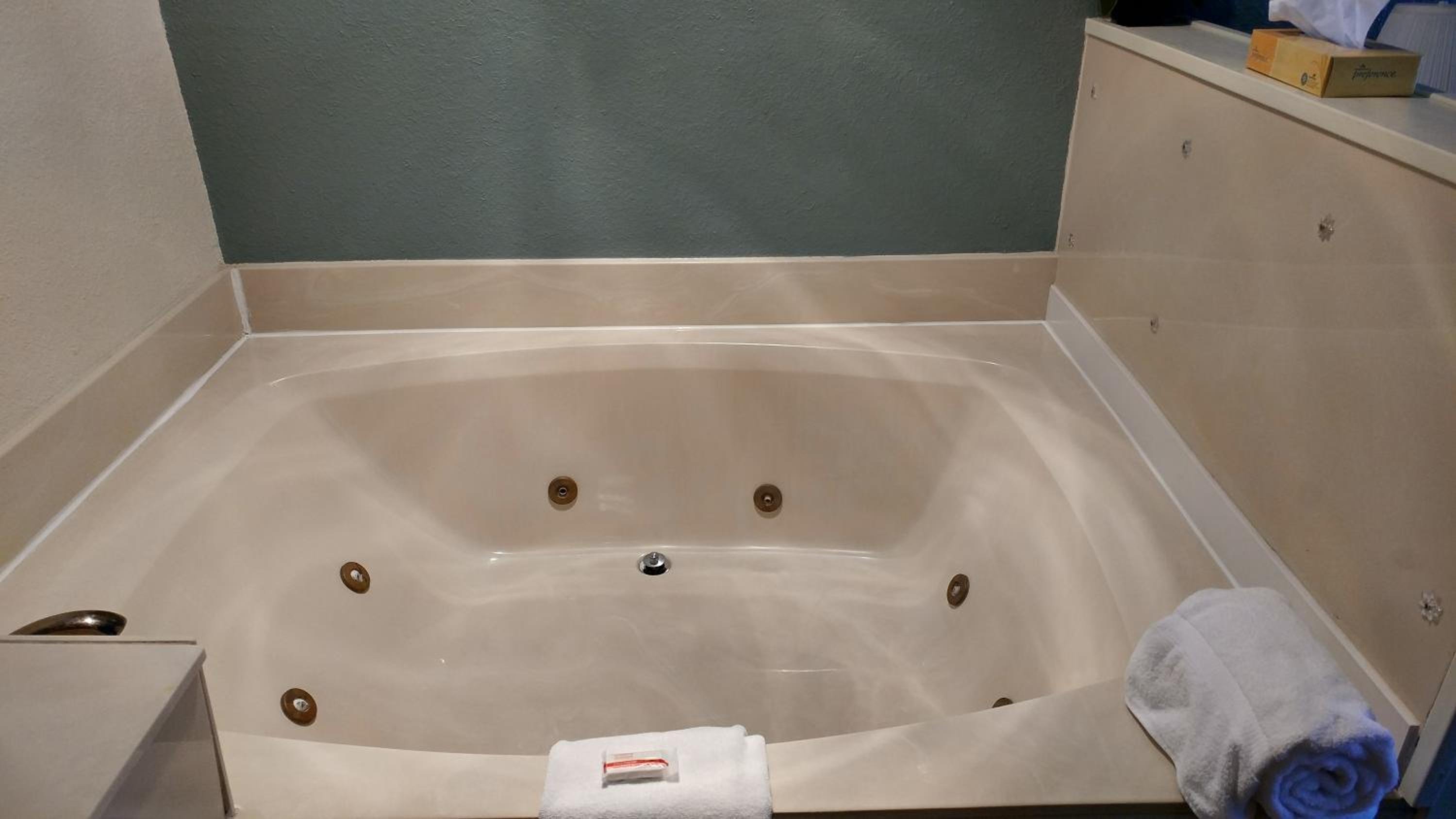 King Room with Hot Tub - Non-Smoking photo 3