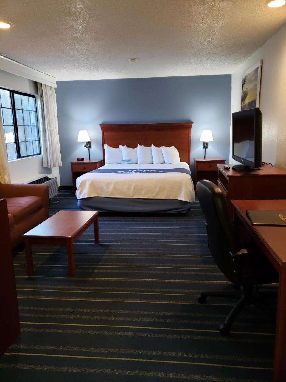 King Room - Non-Smoking - Photo 4