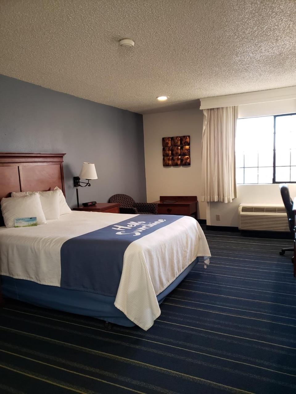 Deluxe Queen Room - Non-Smoking - Photo 1