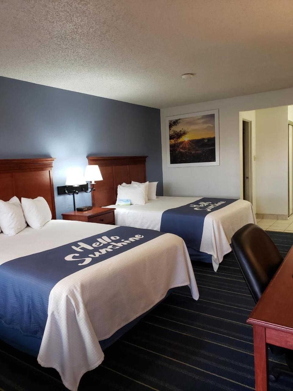Queen Room with Two Queen Beds - Non-Smoking - Photo 4