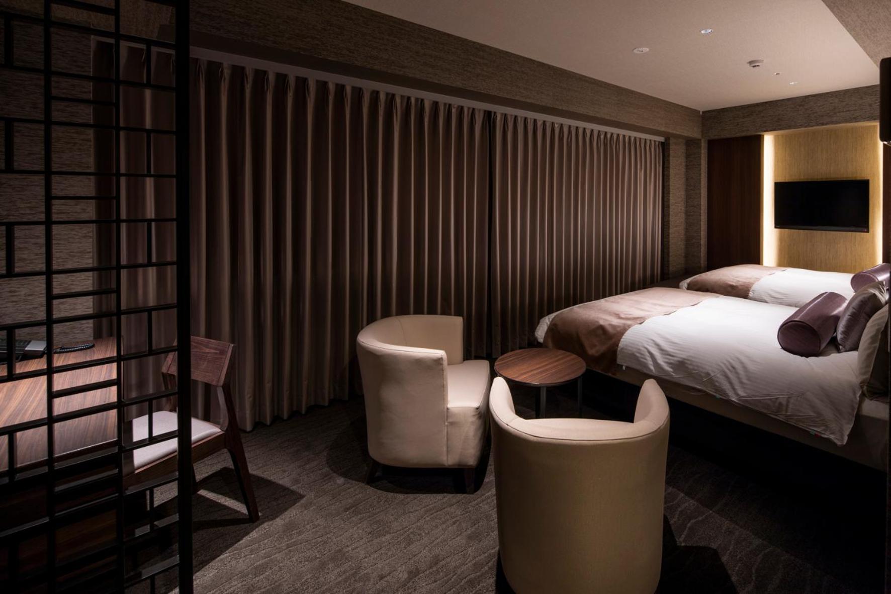 Suite - Photo 18