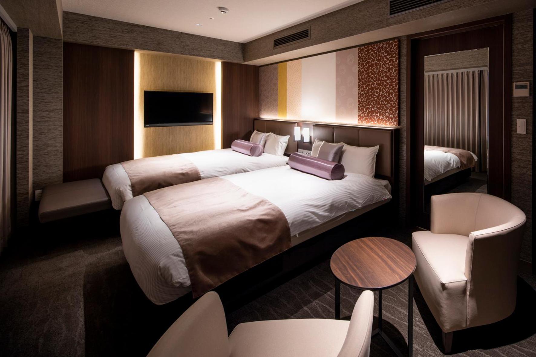 Suite - Photo 1