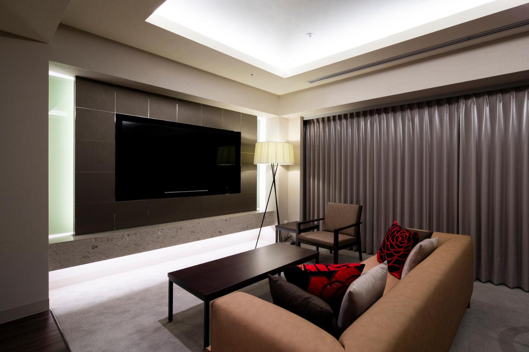 Suite - Photo 13