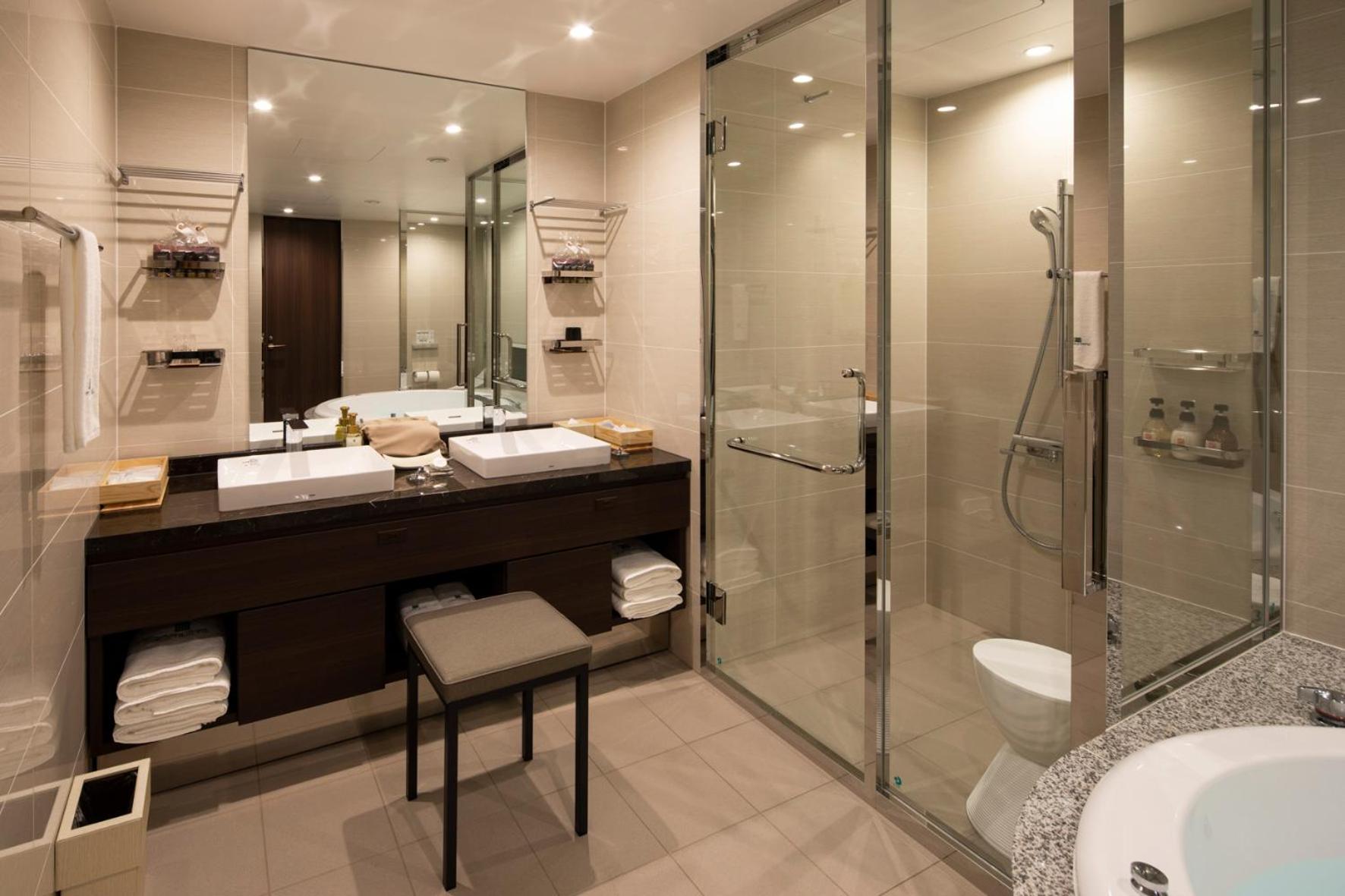 Suite - Photo 17