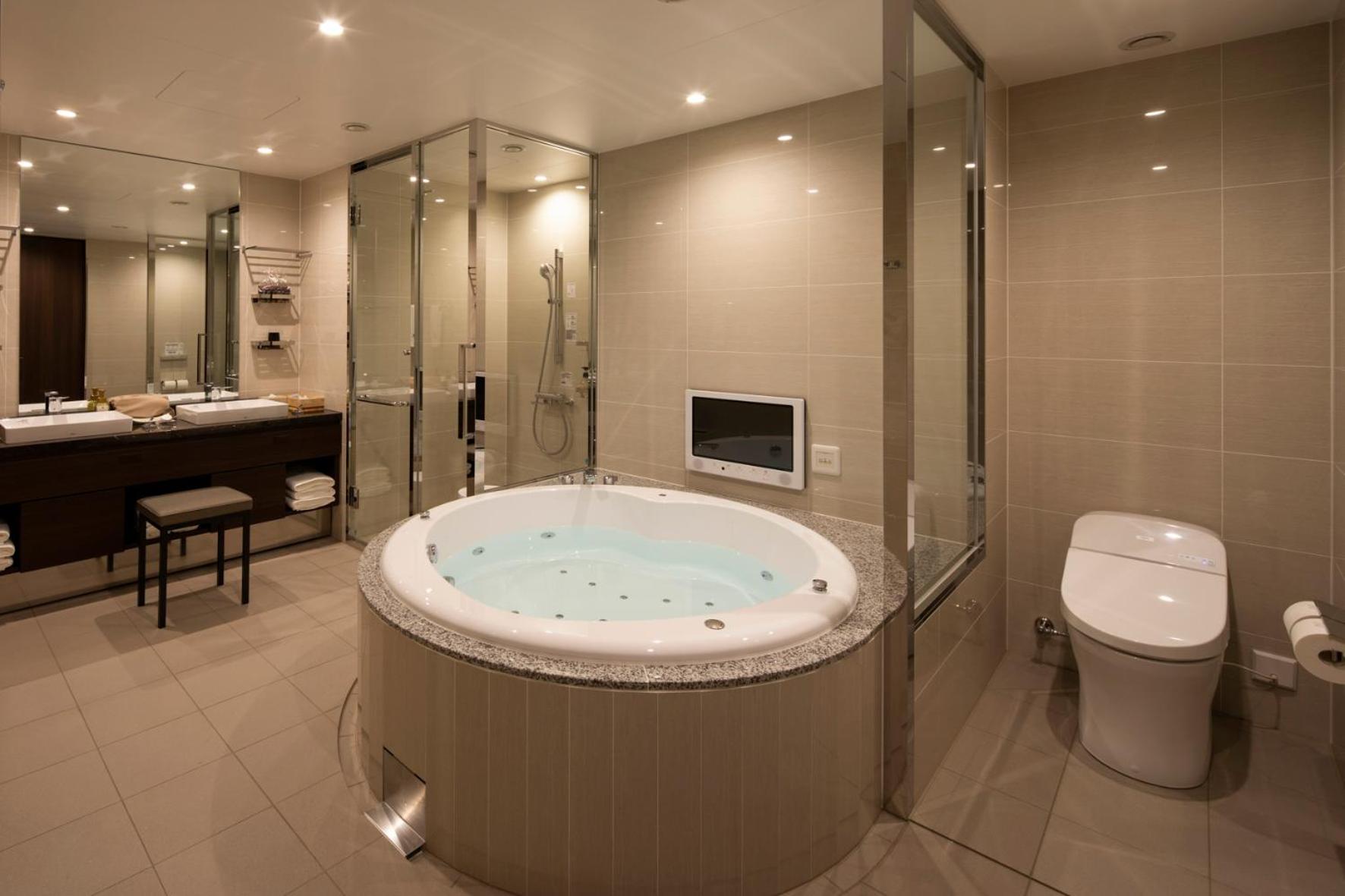 Suite - Photo 21