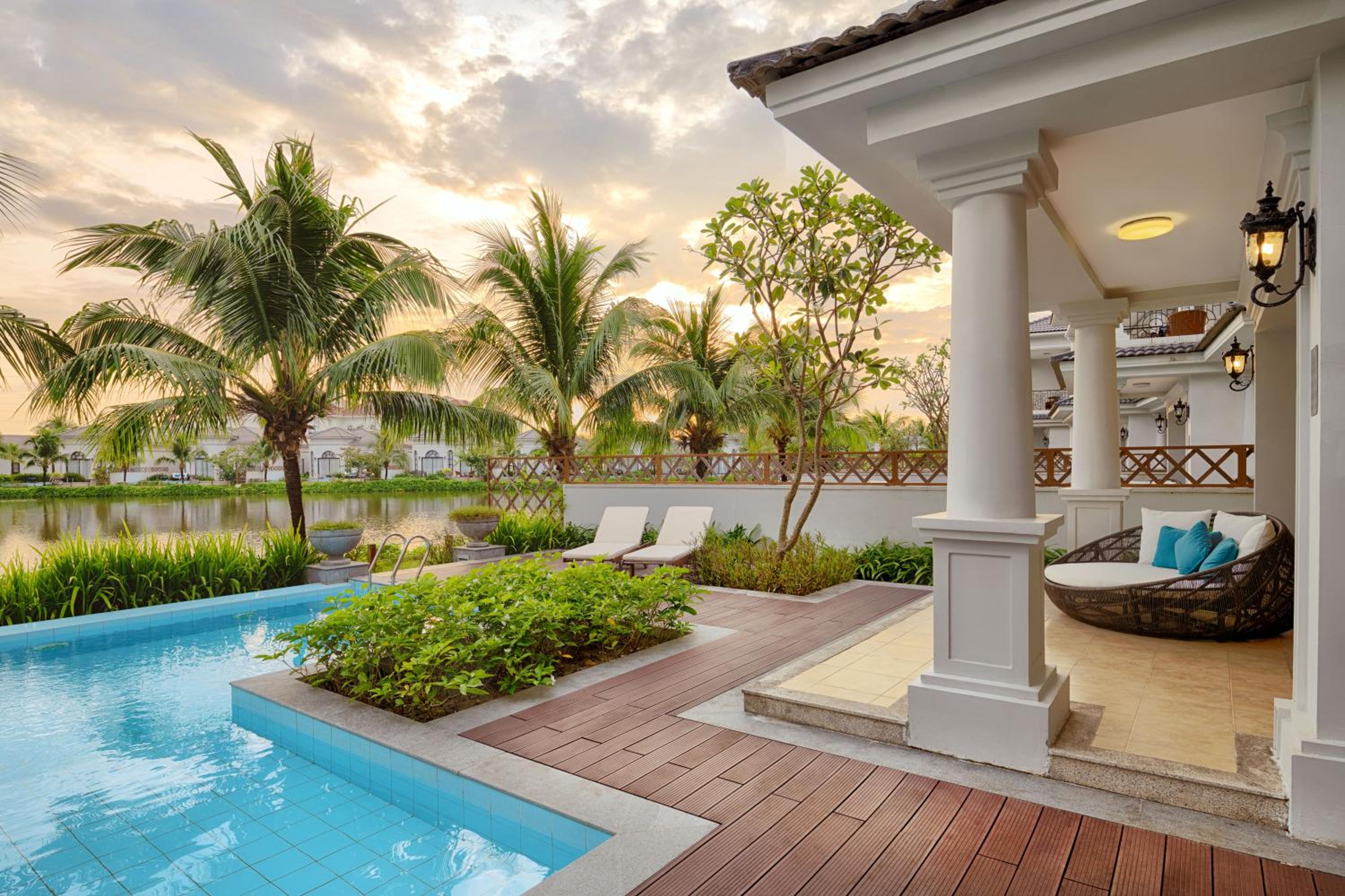 Four Bedroom Villa - Private Pool - VinWonders & Safari Parks Access