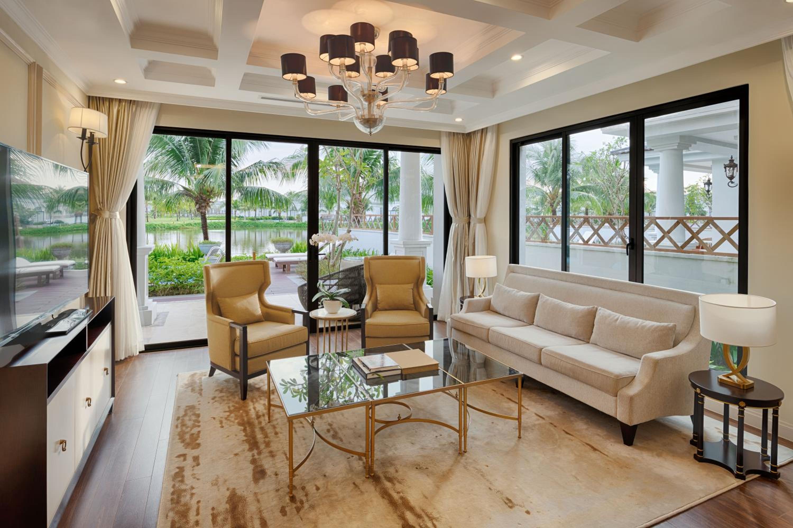 Four Bedroom Villa - Private Pool - VinWonders & Safari Parks Access
