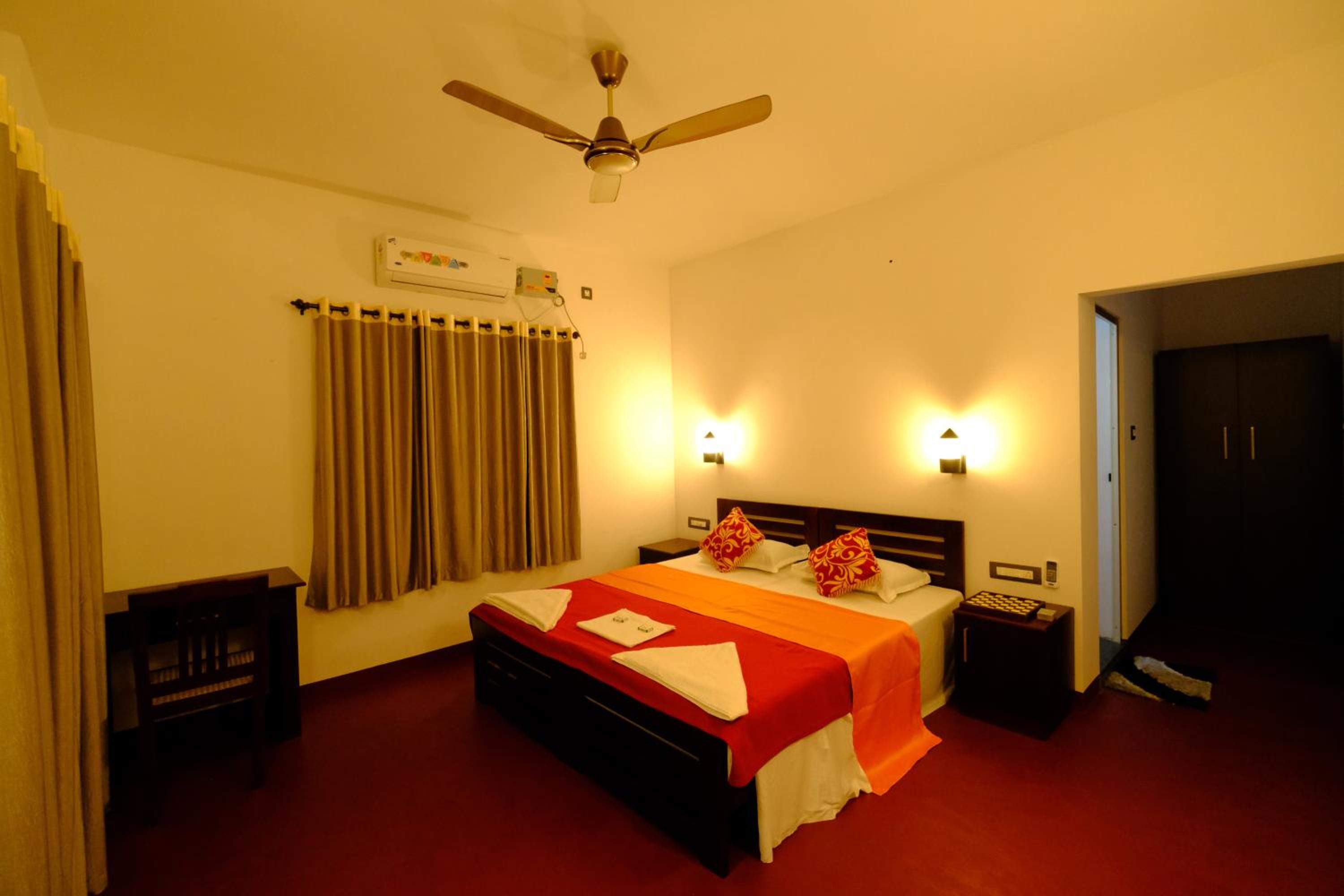 Deluxe Double Room (2 Adults + 1 Child) photo 2