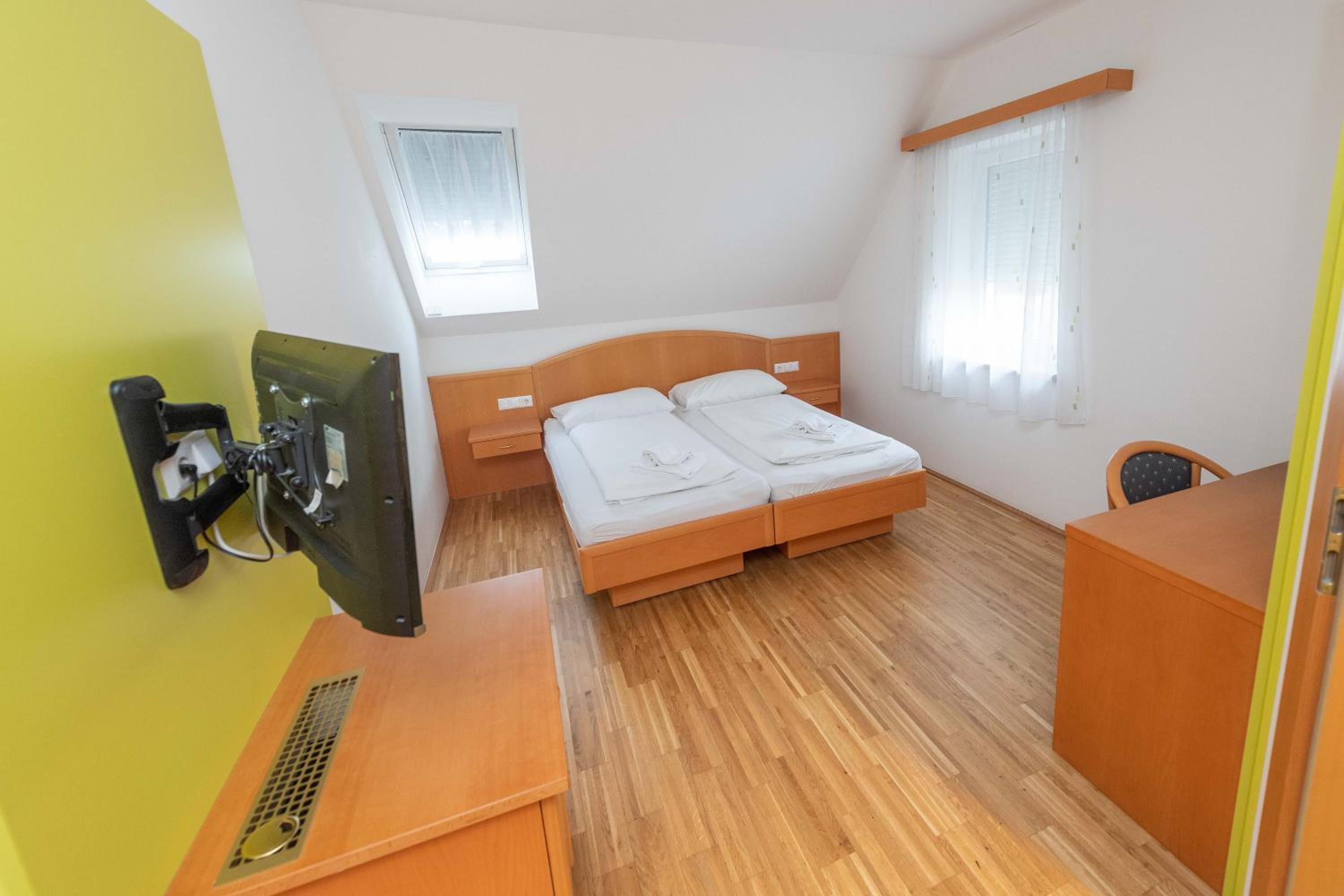 Double Room - Photo 7