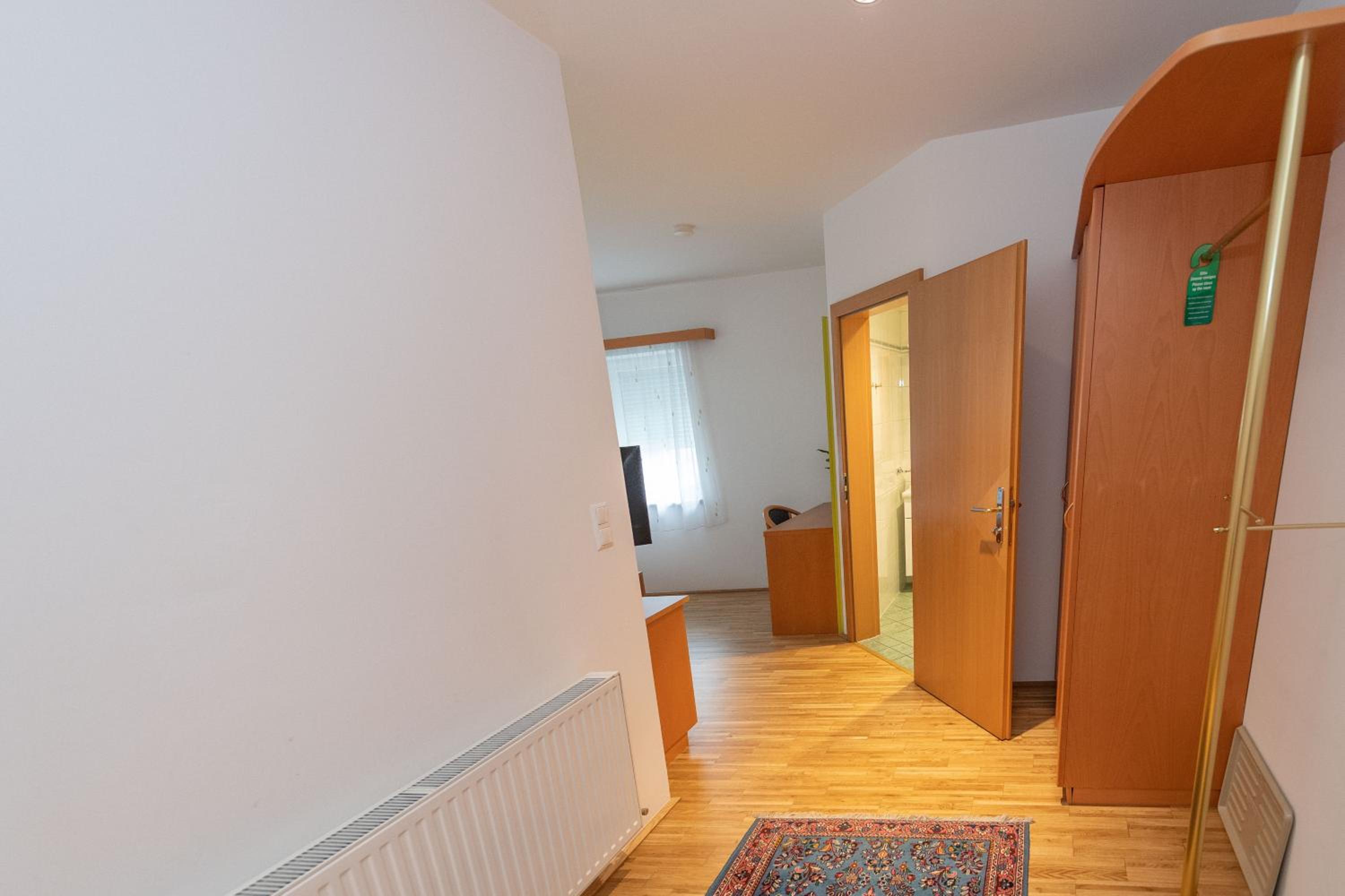 Double Room - Photo 8