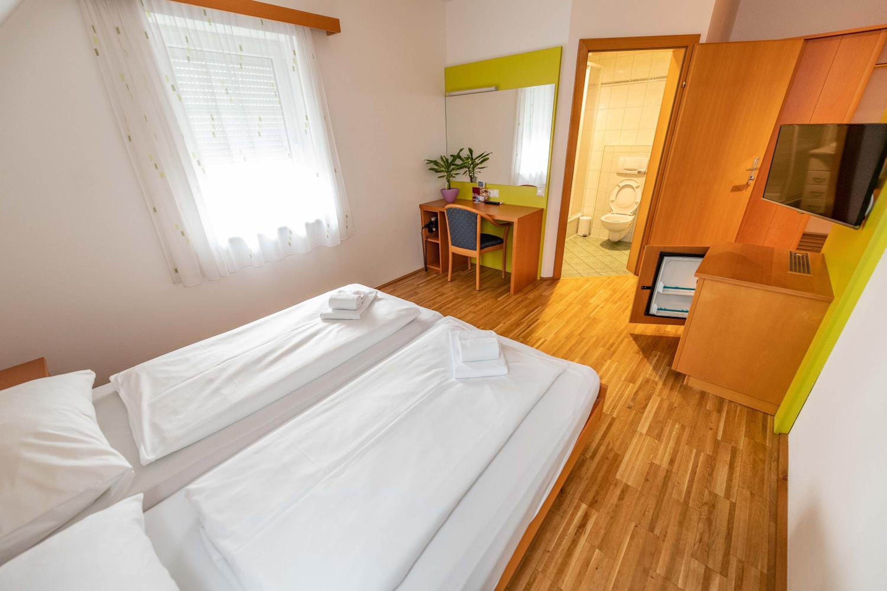 Double Room - Photo 5