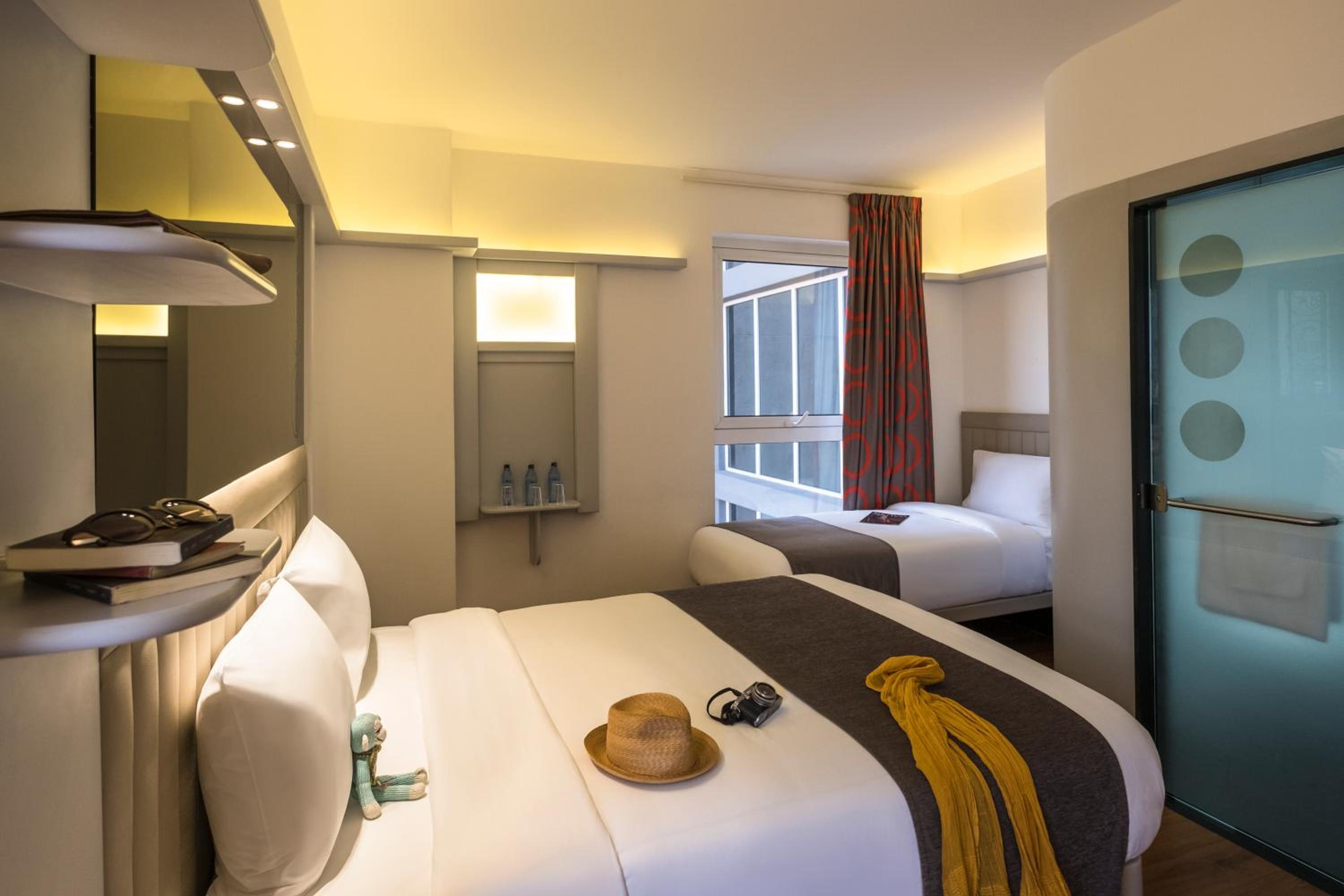 Standard Room with One Single Bed and One Double Bed photo 3