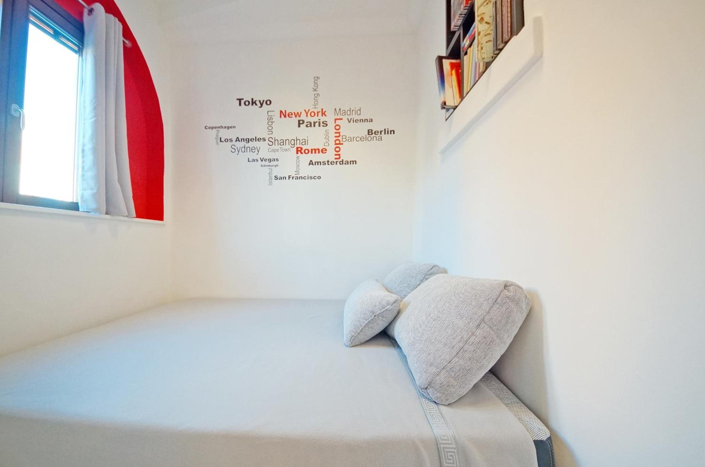 One-Bedroom Apartment photo 1