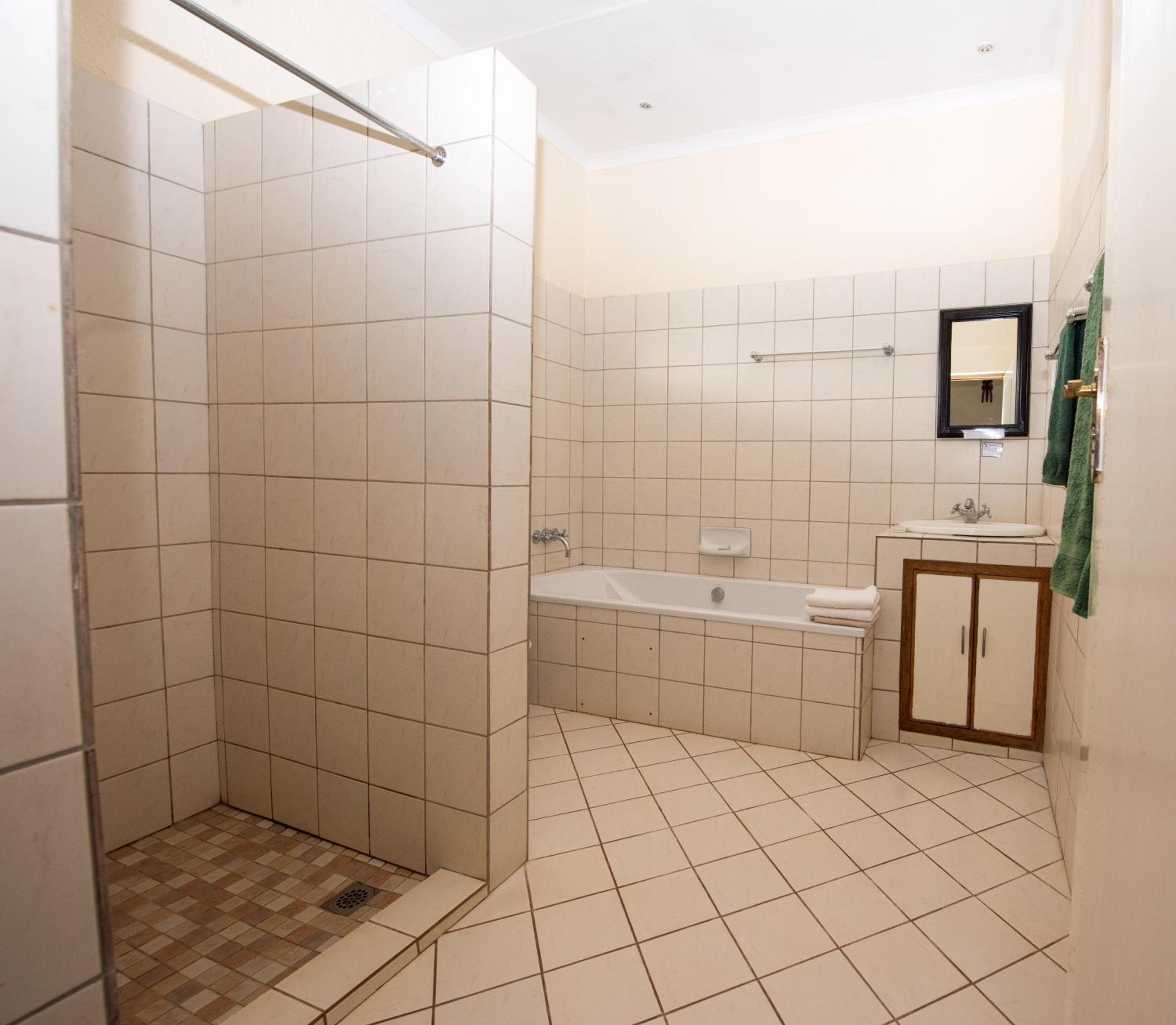 Family Room with Private Bathroom photo 3