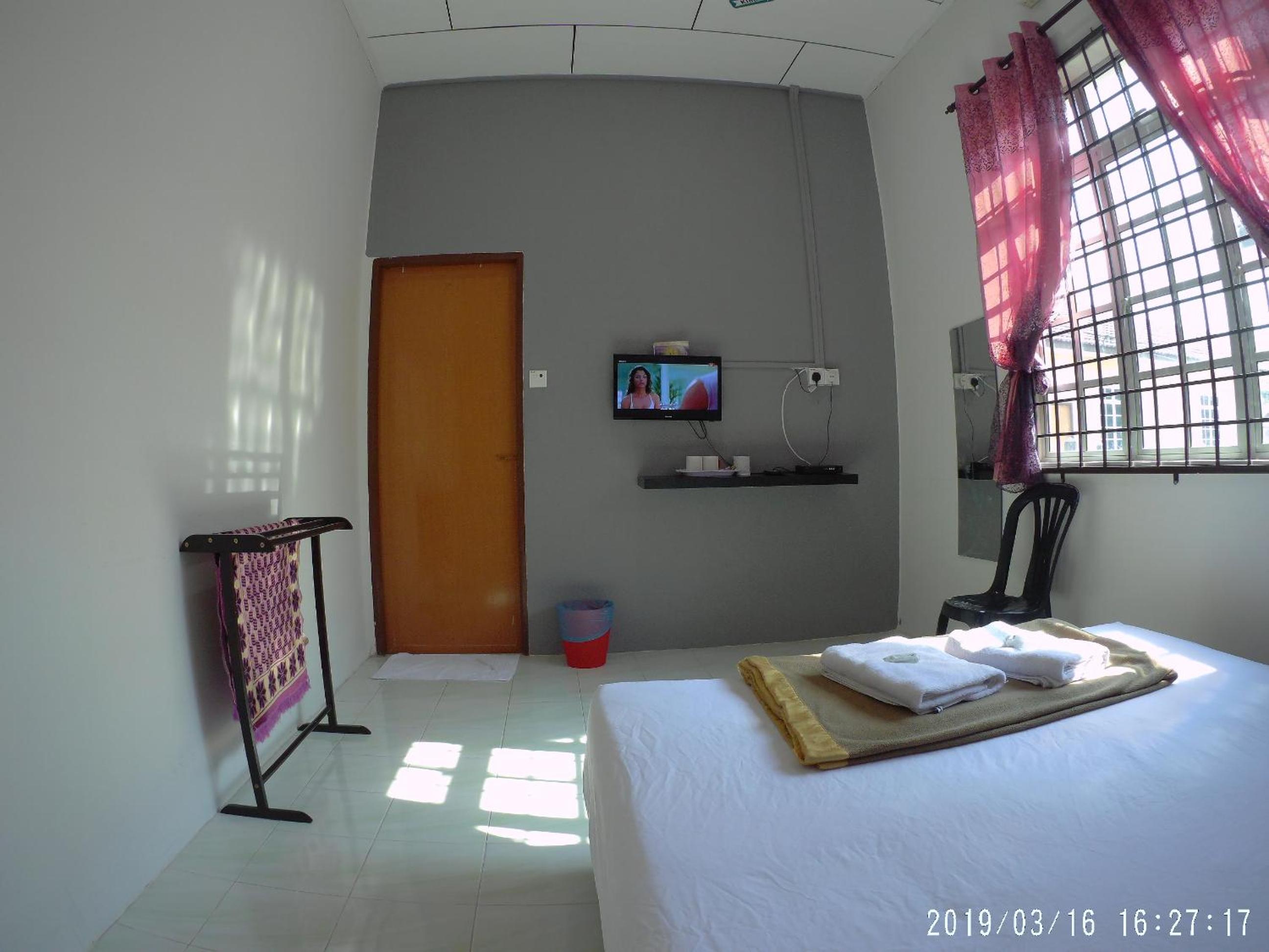Budget Double Room - Photo 9