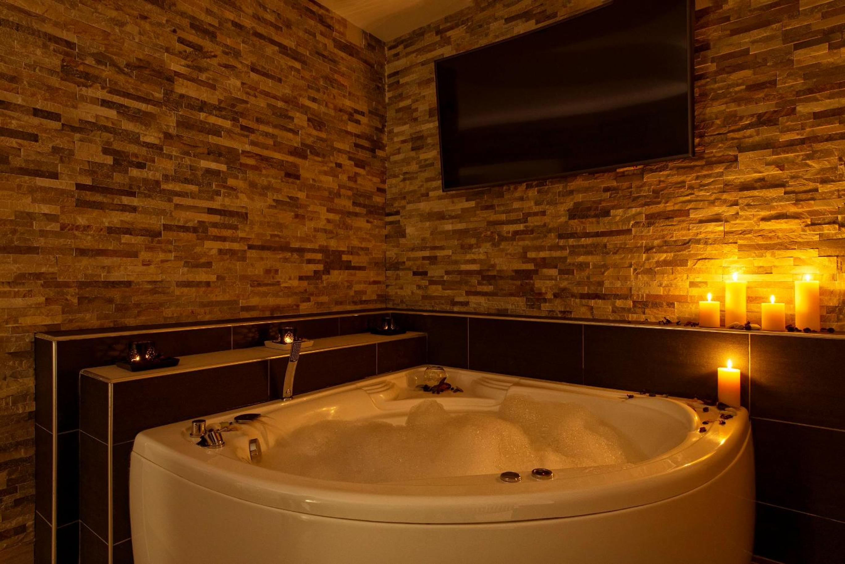 Luxury Triple Room with Jacuzzi photo 3