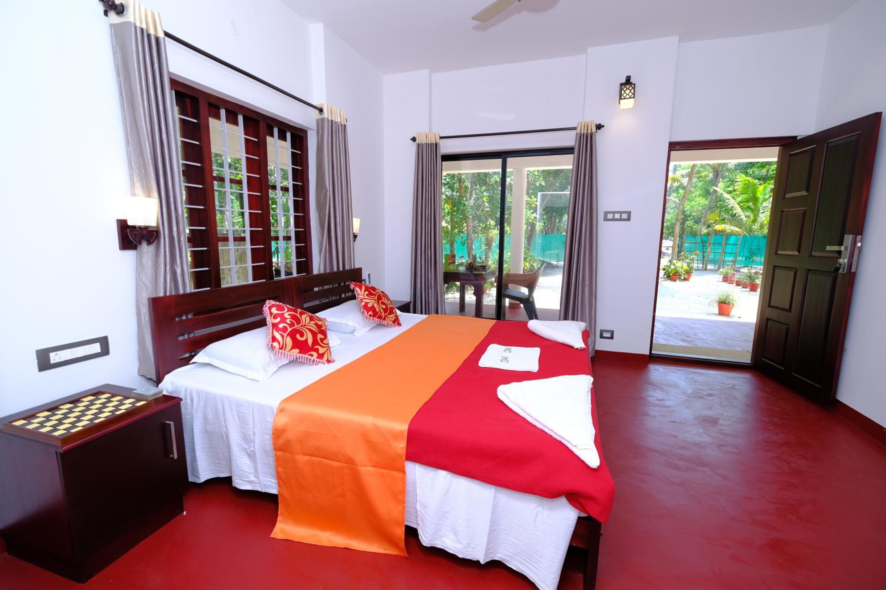 Deluxe Double Room (2 Adults + 1 Child) photo 2