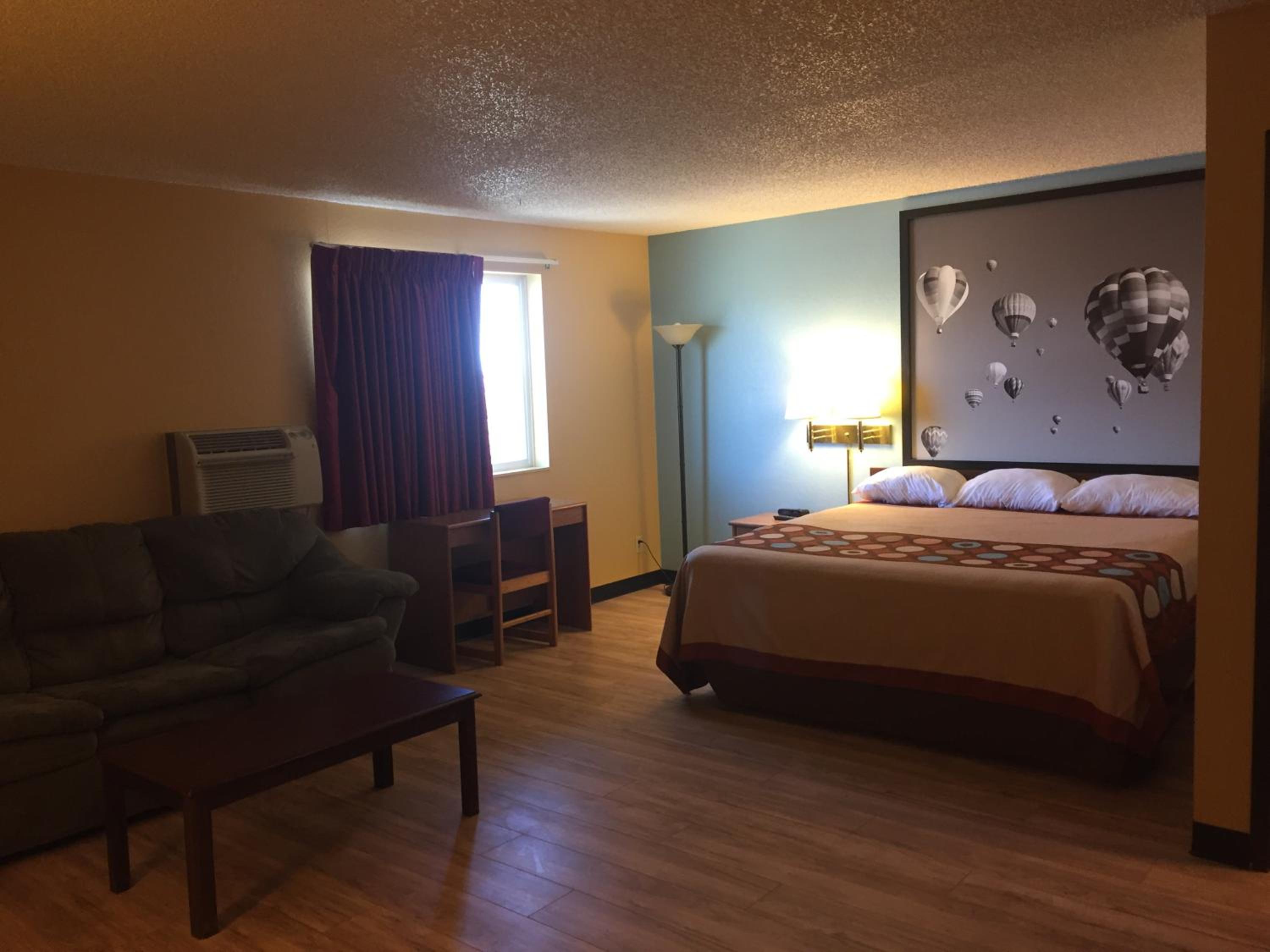 Deluxe King Suite photo 1
