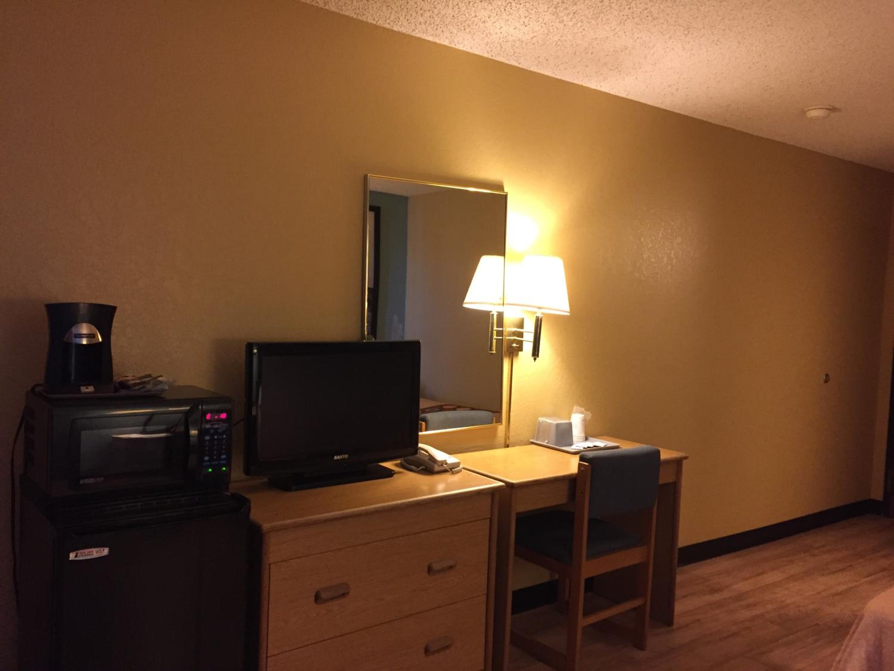 Queen Room - Non-Smoking - Photo 5