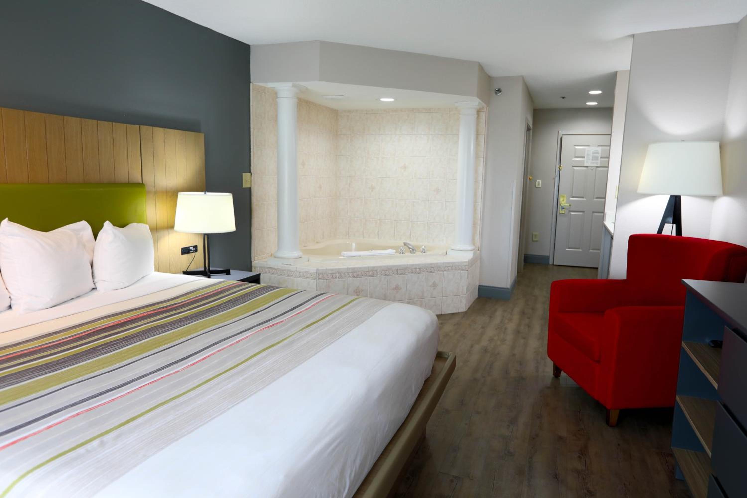 King Suite with Whirlpool - Non-Smoking - Photo 1