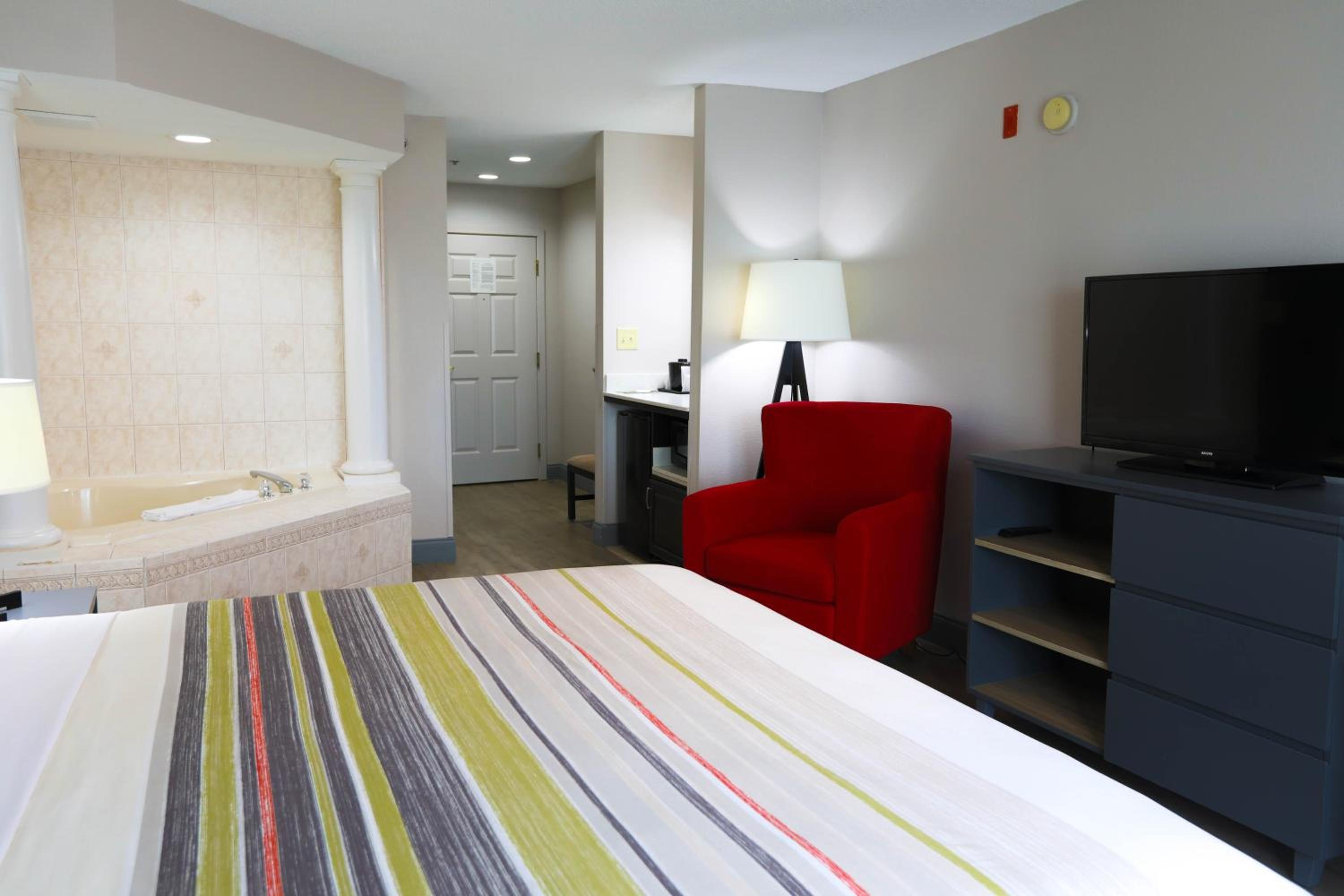 King Suite with Whirlpool - Non-Smoking - Photo 5