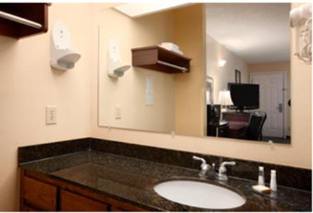 King Room - Non-Smoking - Photo 2