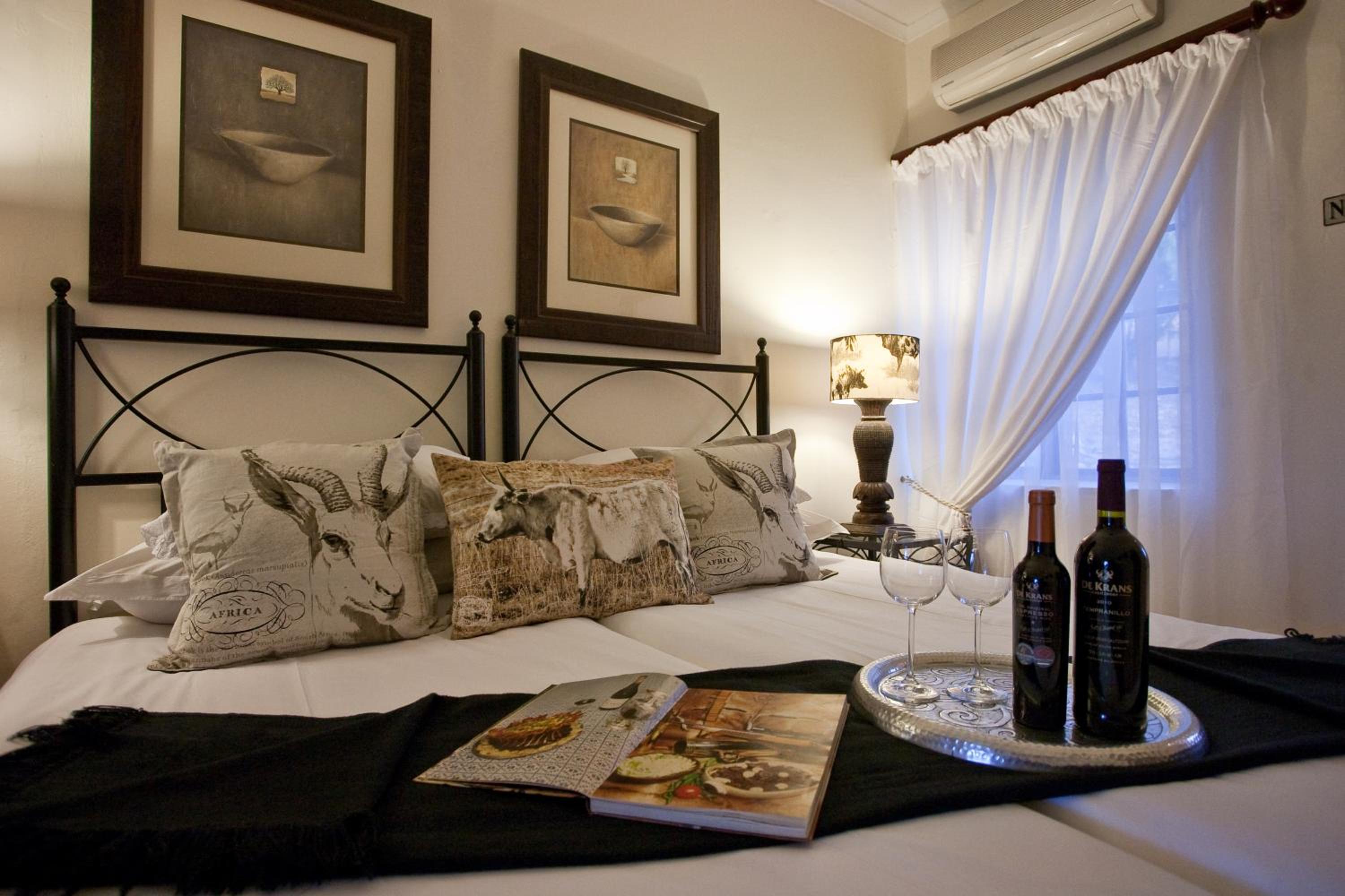 Twin Room with Private Bathroom photo 3