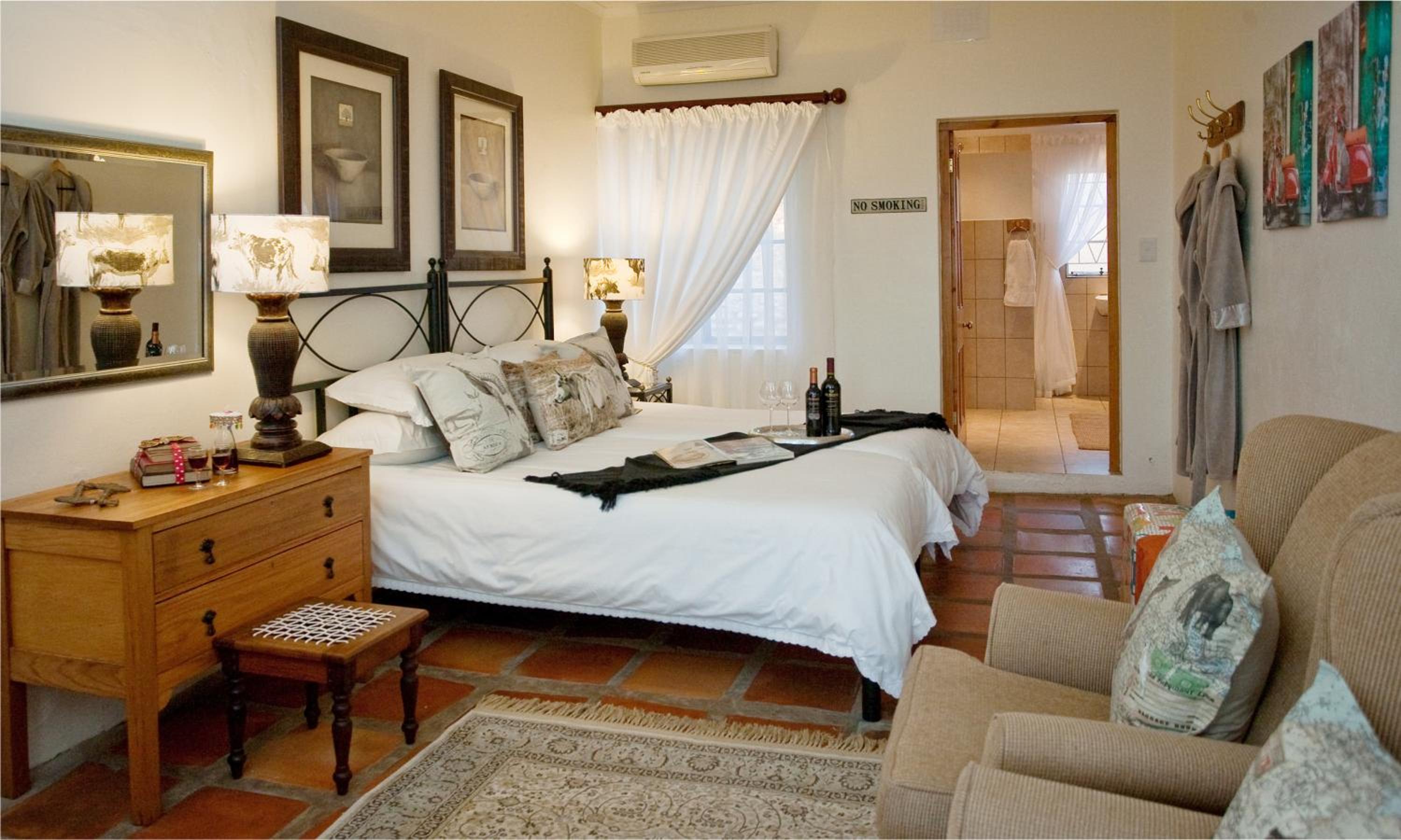Twin Room with Private Bathroom photo 2