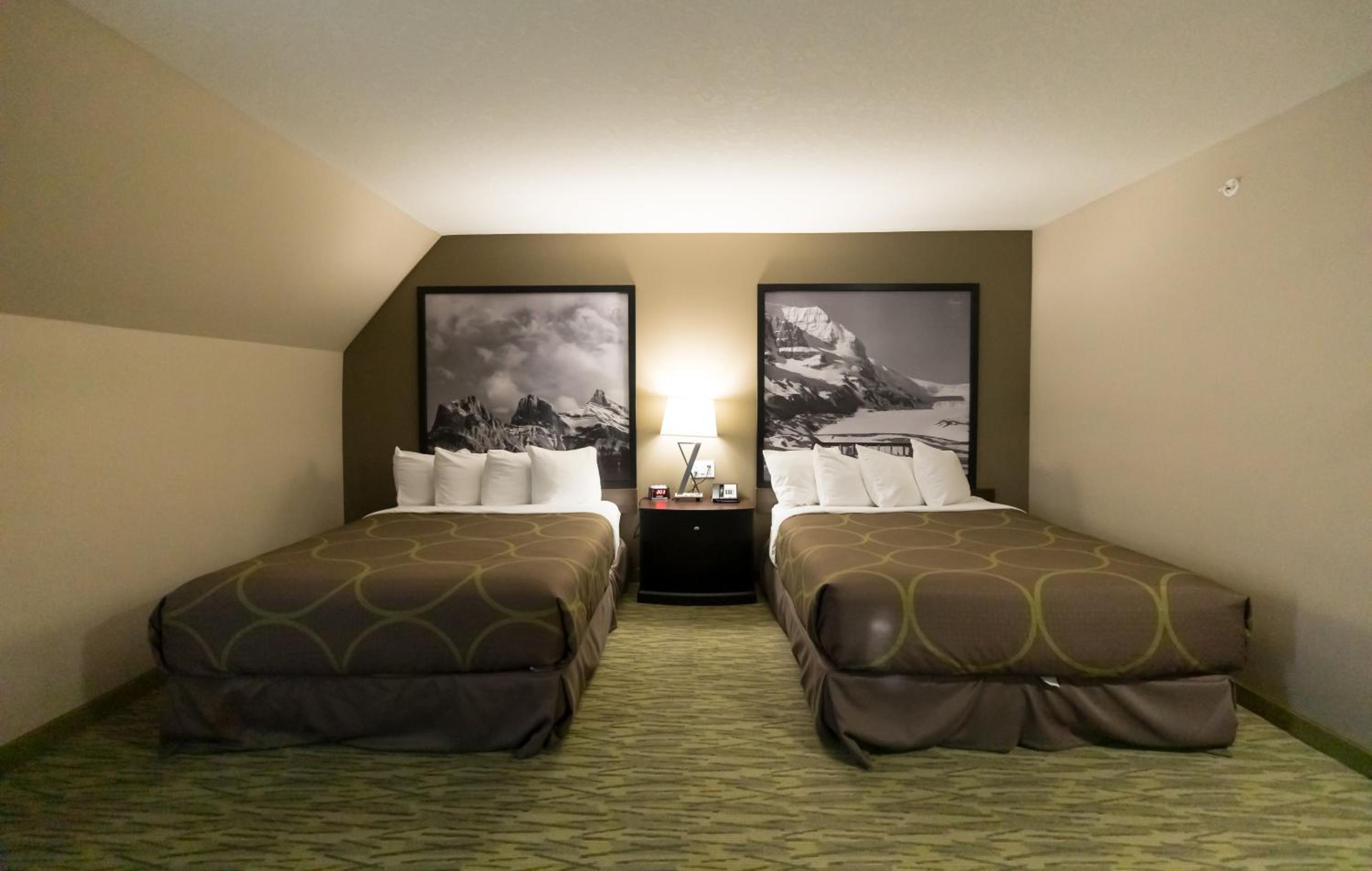 Deluxe Queen Room with Two Queen Beds photo 2