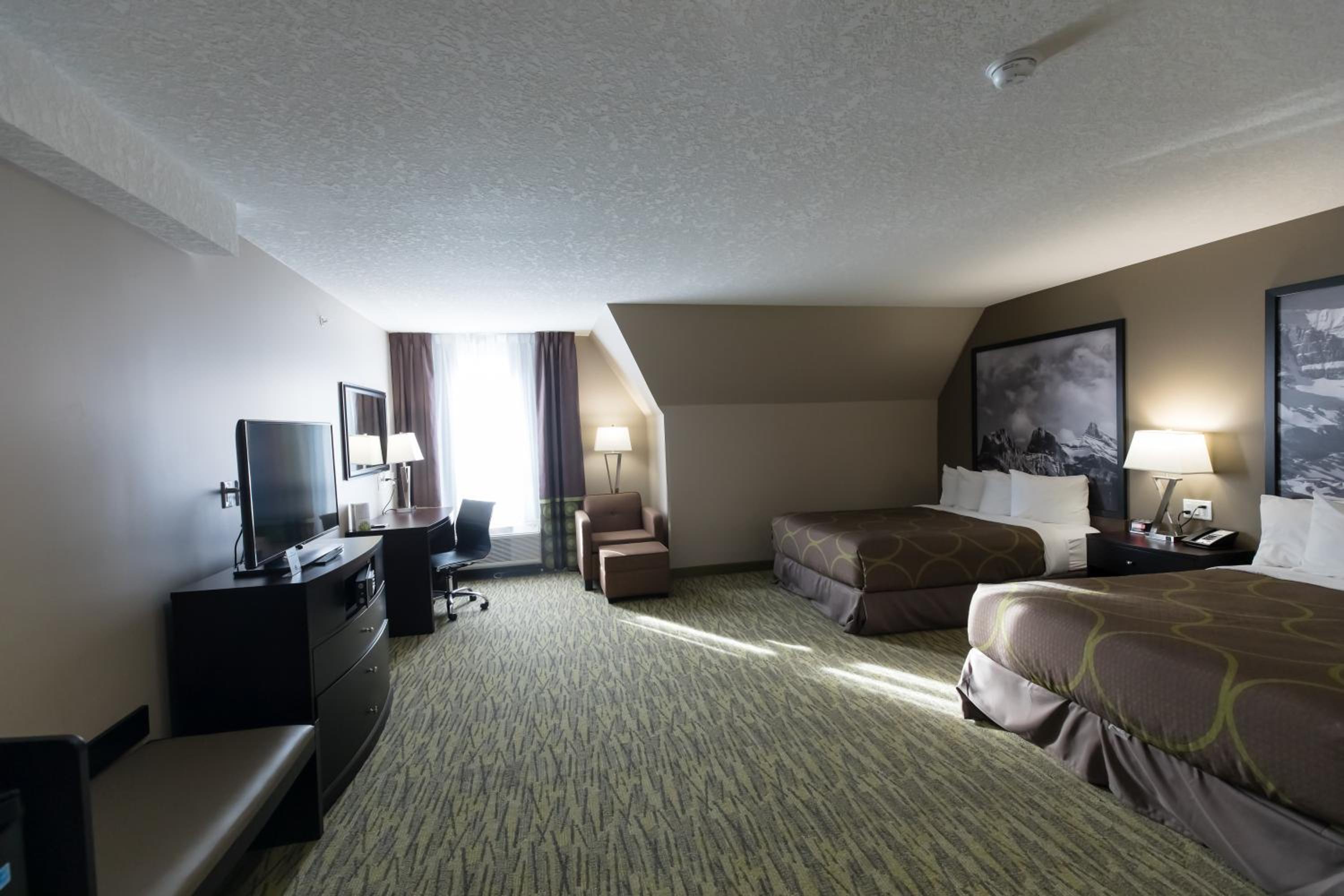 Deluxe Queen Room with Two Queen Beds photo 3