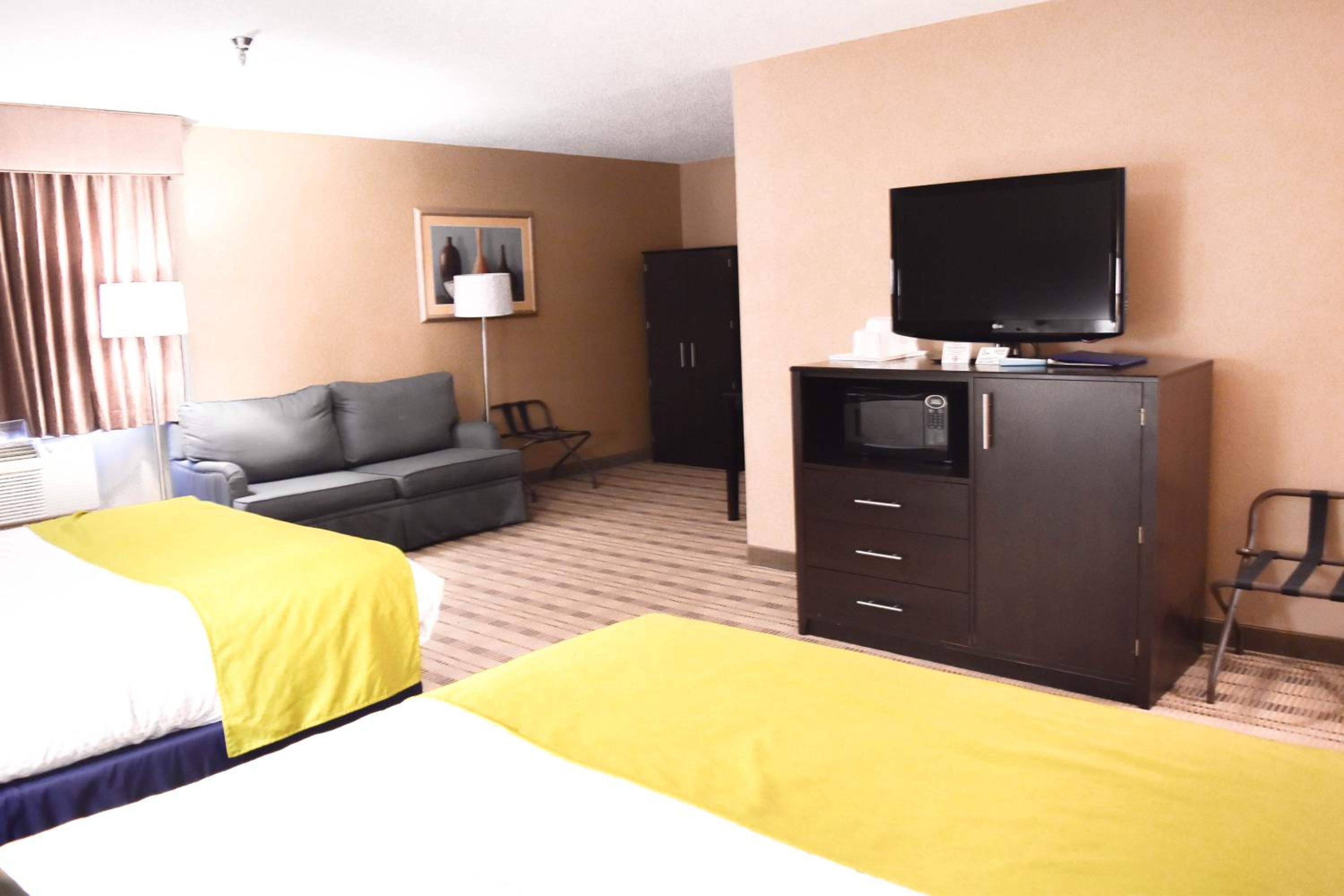 Suite with Two Queen Beds and Sofa Bed - Non-Smoking - Photo 8