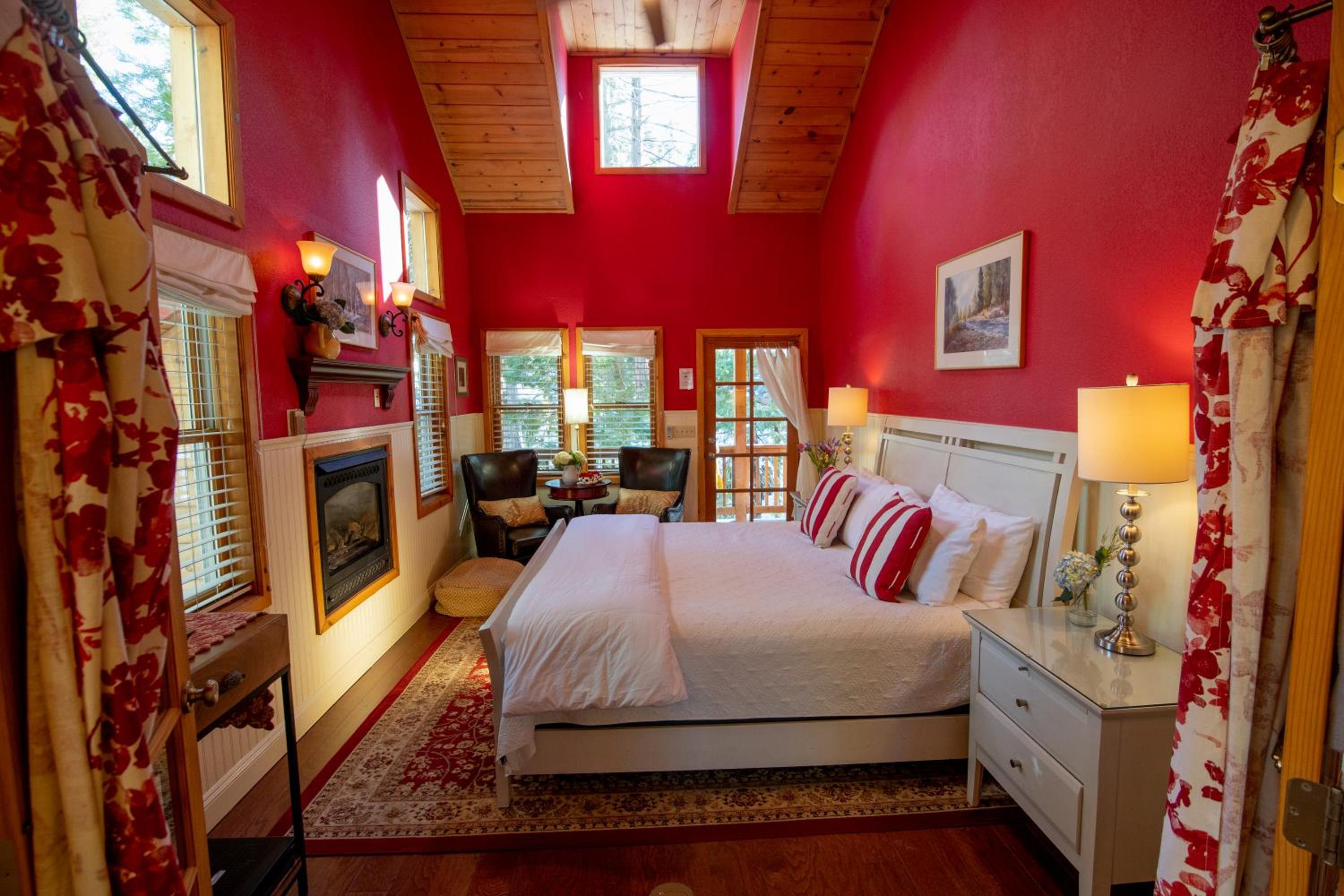 Deluxe King Suite photo 1