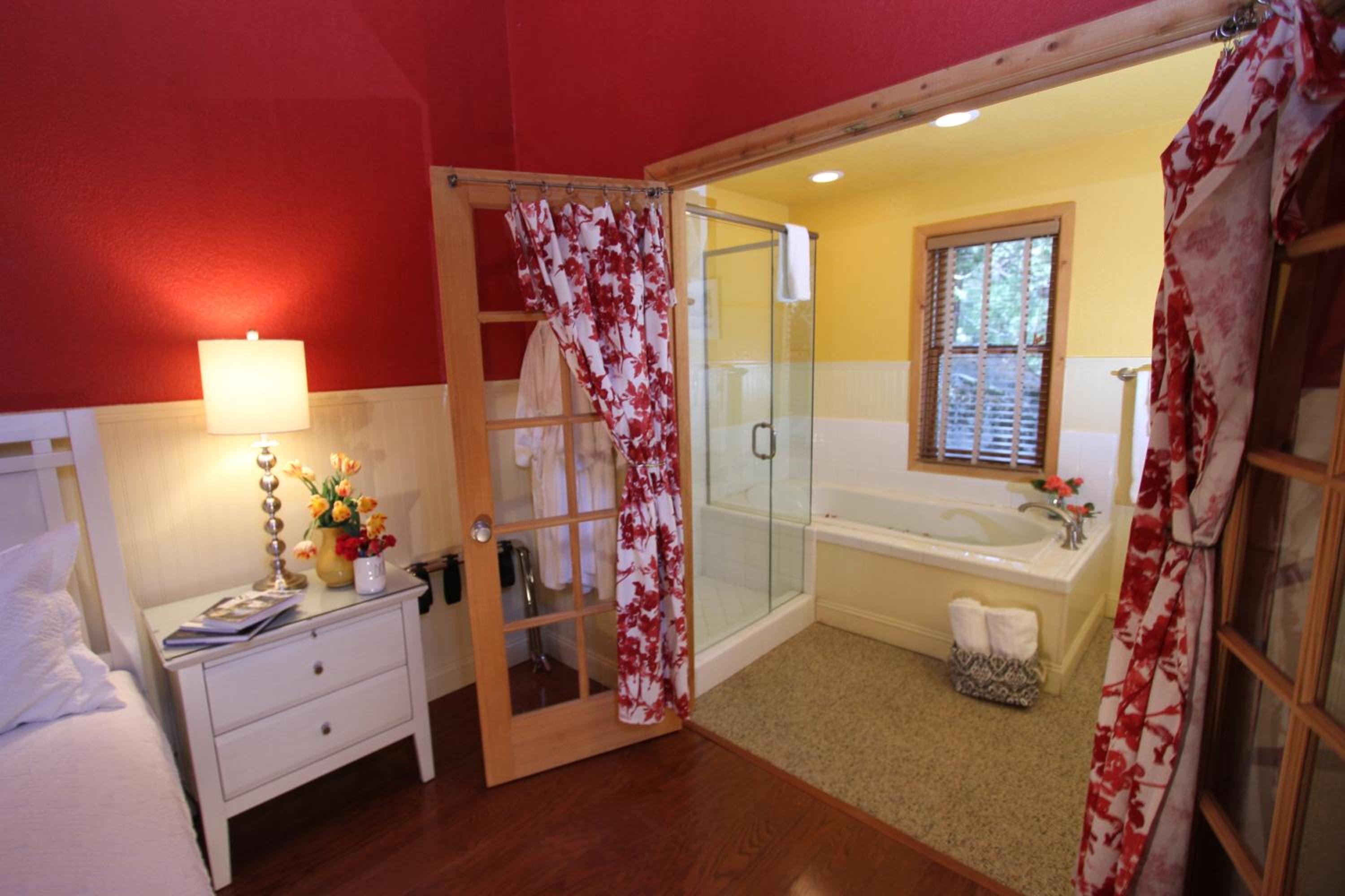 Deluxe King Suite photo 3
