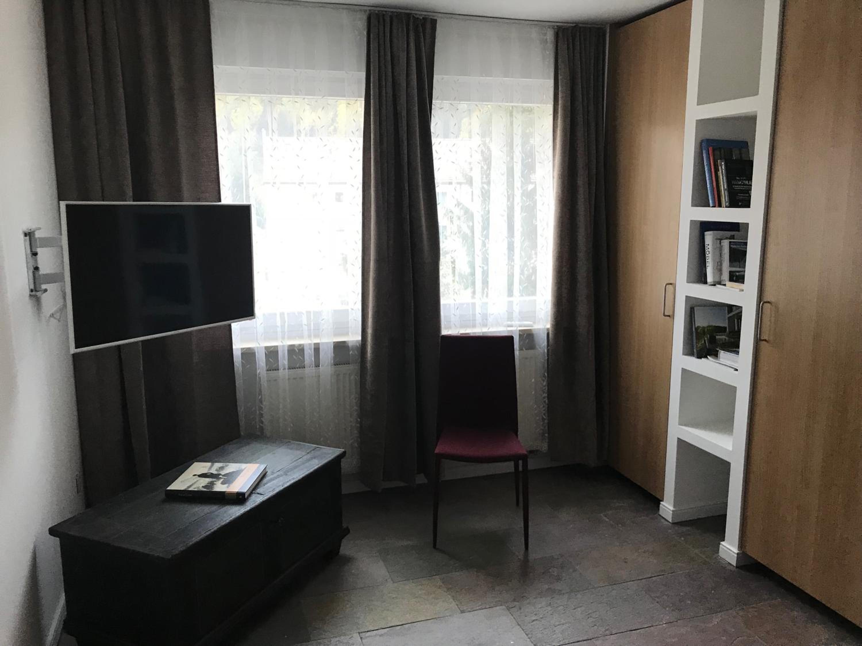 One-Bedroom Apartment - Photo 1
