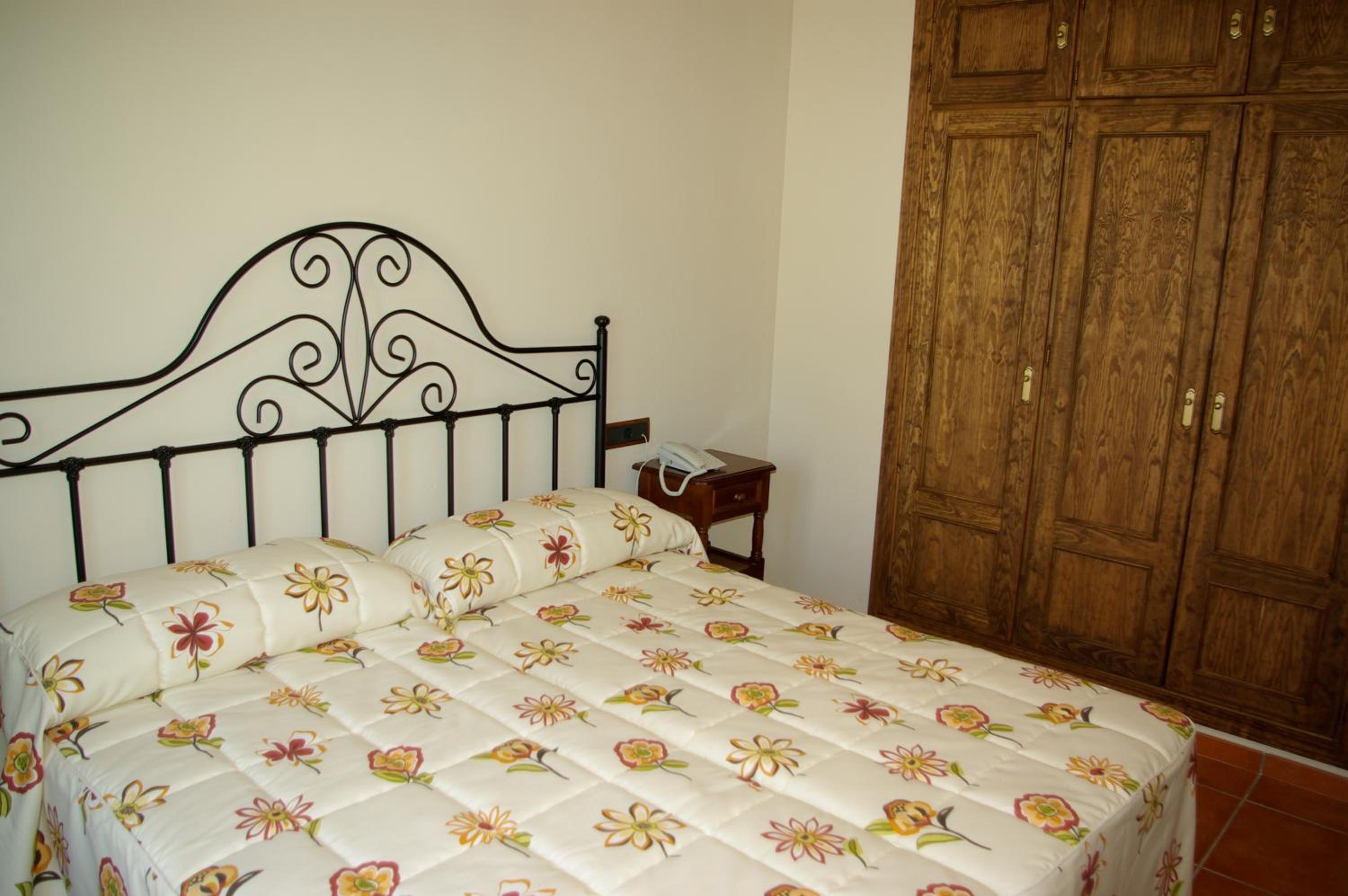 Twin Room - Disability Access - Photo 3