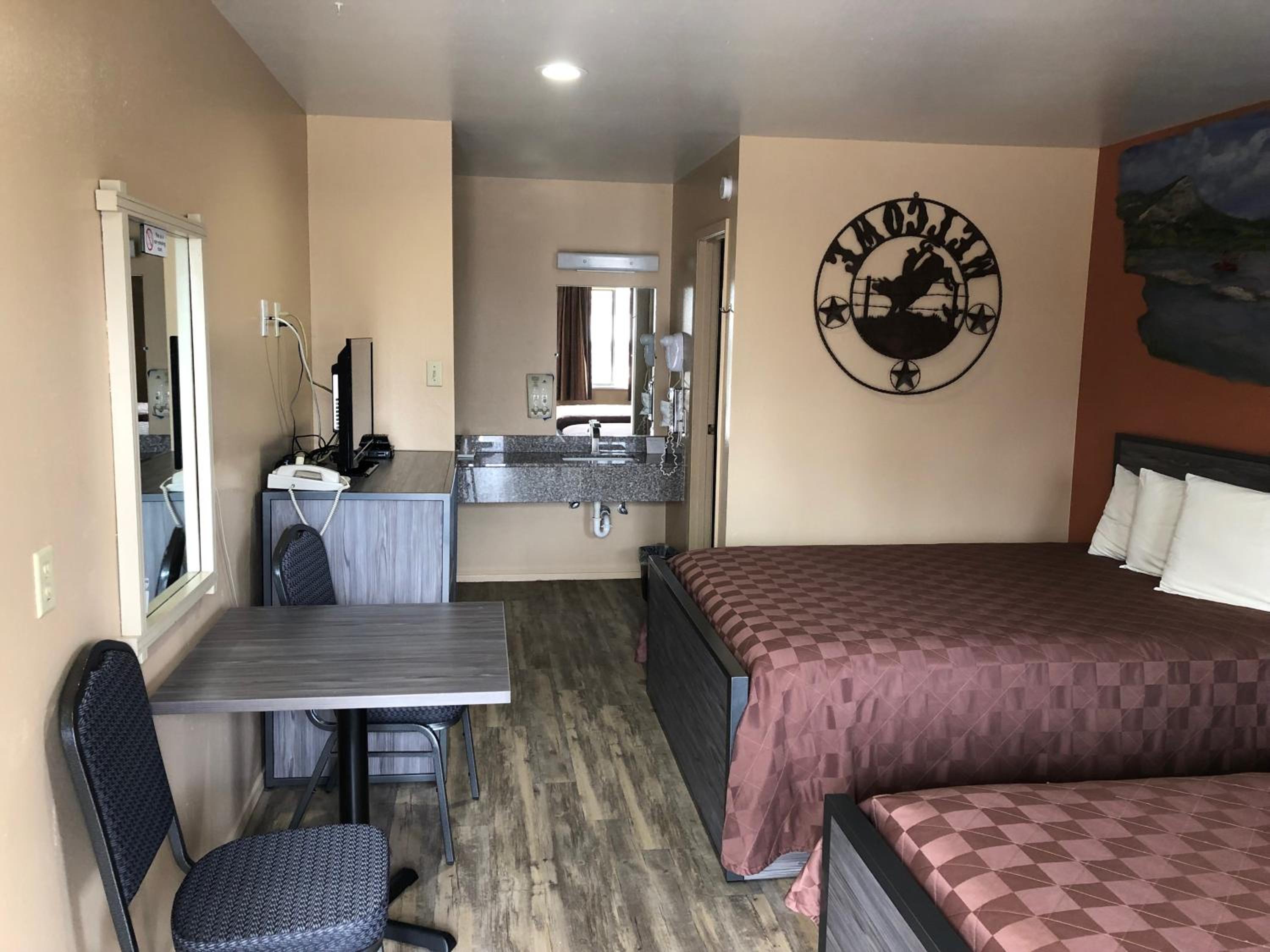 Queen Room with Two Queen Beds - Non-Smoking - Photo 24