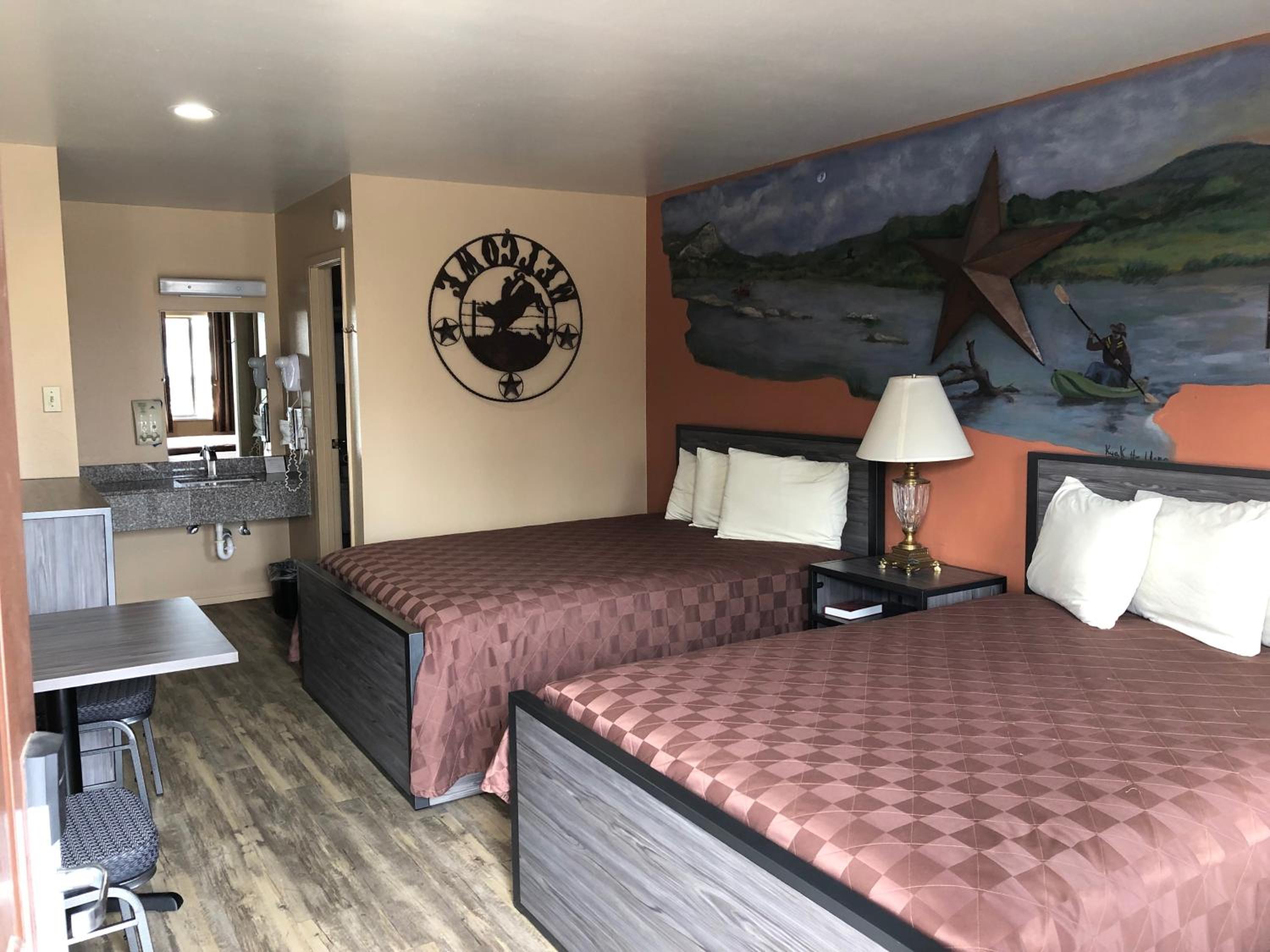 Queen Room with Two Queen Beds - Non-Smoking - Photo 25