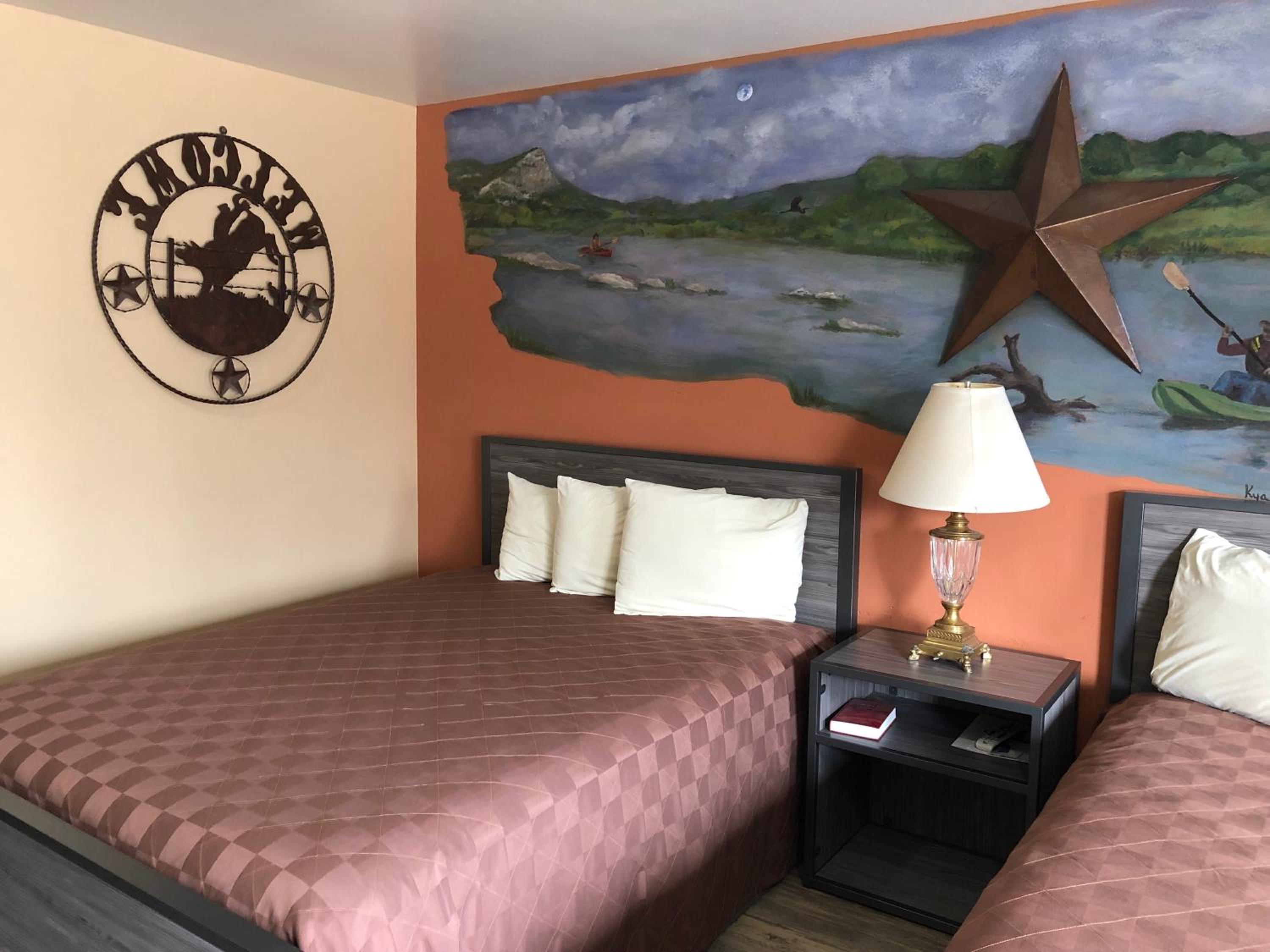 Queen Room with Two Queen Beds - Non-Smoking - Photo 27