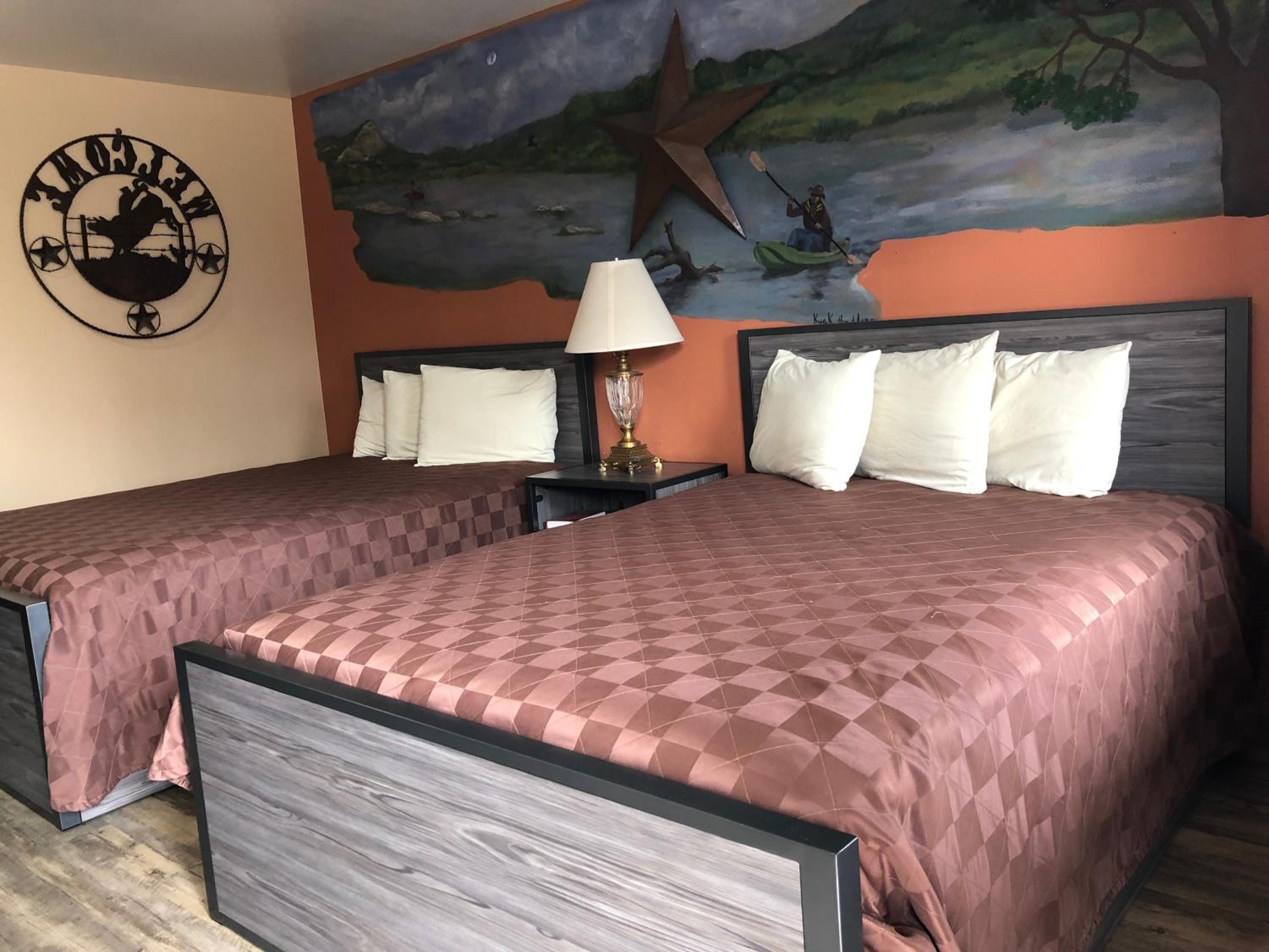 Queen Room with Two Queen Beds - Non-Smoking - Photo 28