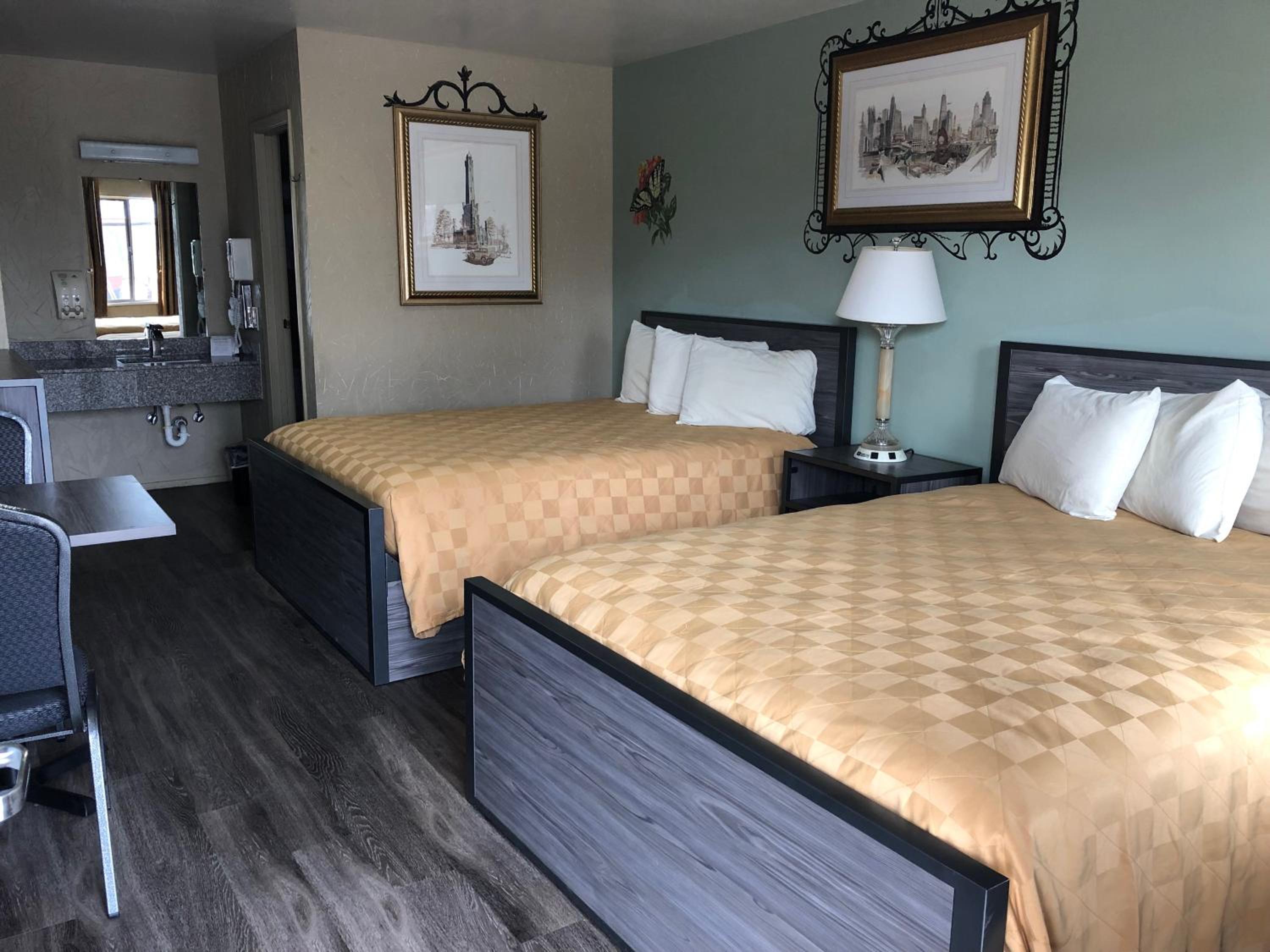 Queen Room with Two Queen Beds - Non-Smoking - Photo 31