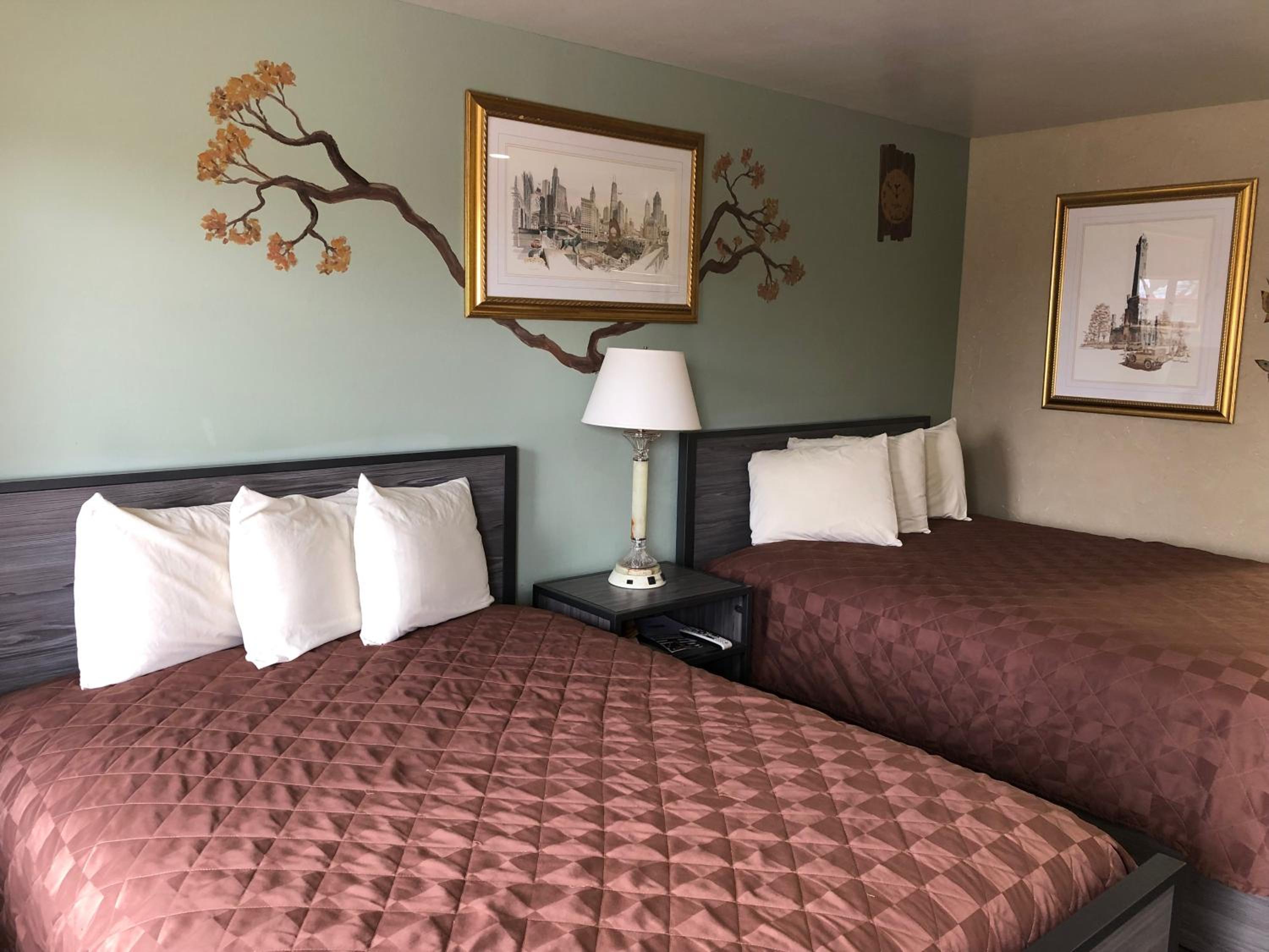 Queen Room with Two Queen Beds - Non-Smoking - Photo 40