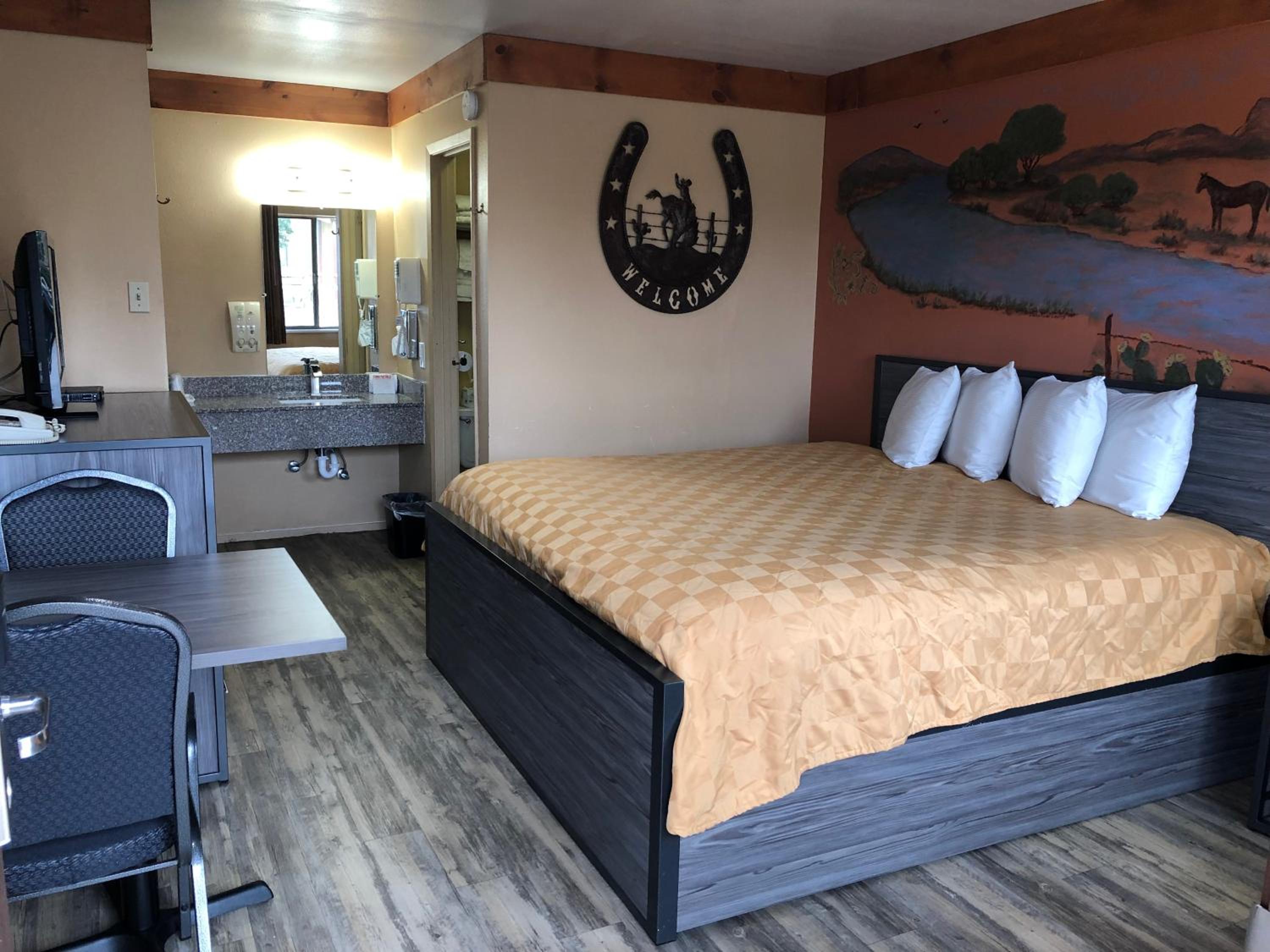King Room - Non-Smoking - Photo 2