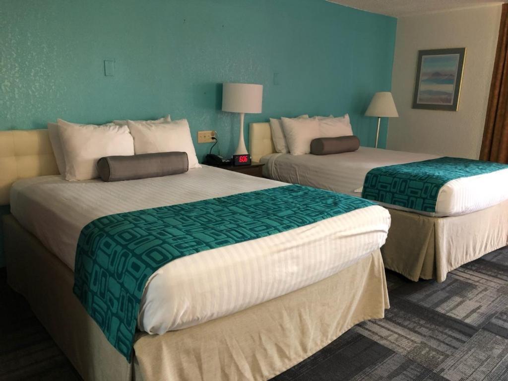 Queen Room with Two Queen Beds - Non-Smoking photo 1