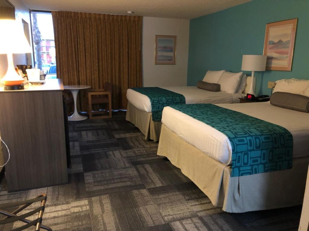 Queen Room with Two Queen Beds - Mobility Access/Non-Smoking photo 3