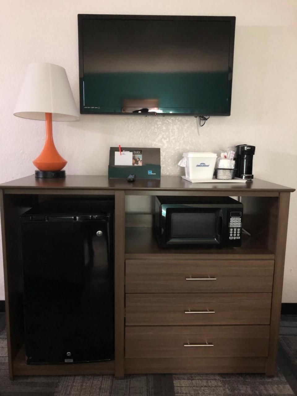 Queen Room with Two Queen Beds - Mobility Access/Non-Smoking photo 1