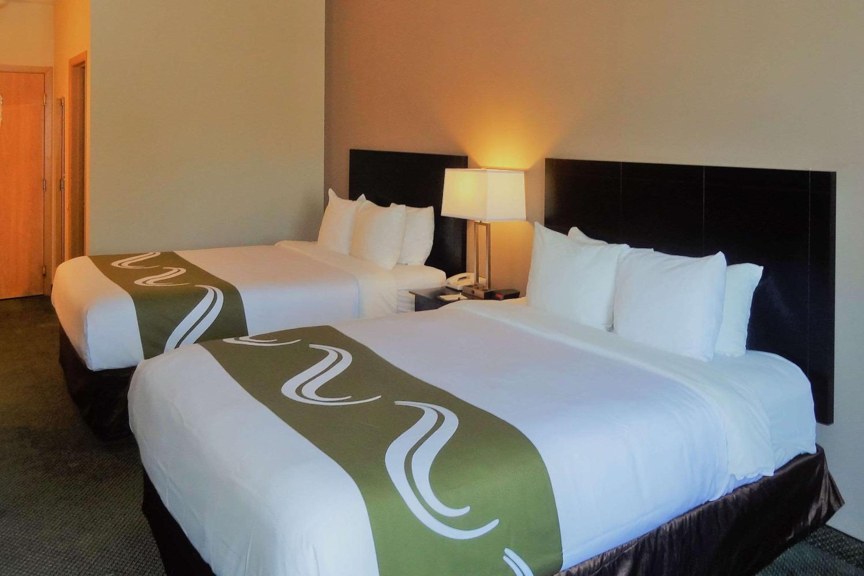 Queen Room with Two Queen Beds - Non-Smoking - Photo 2