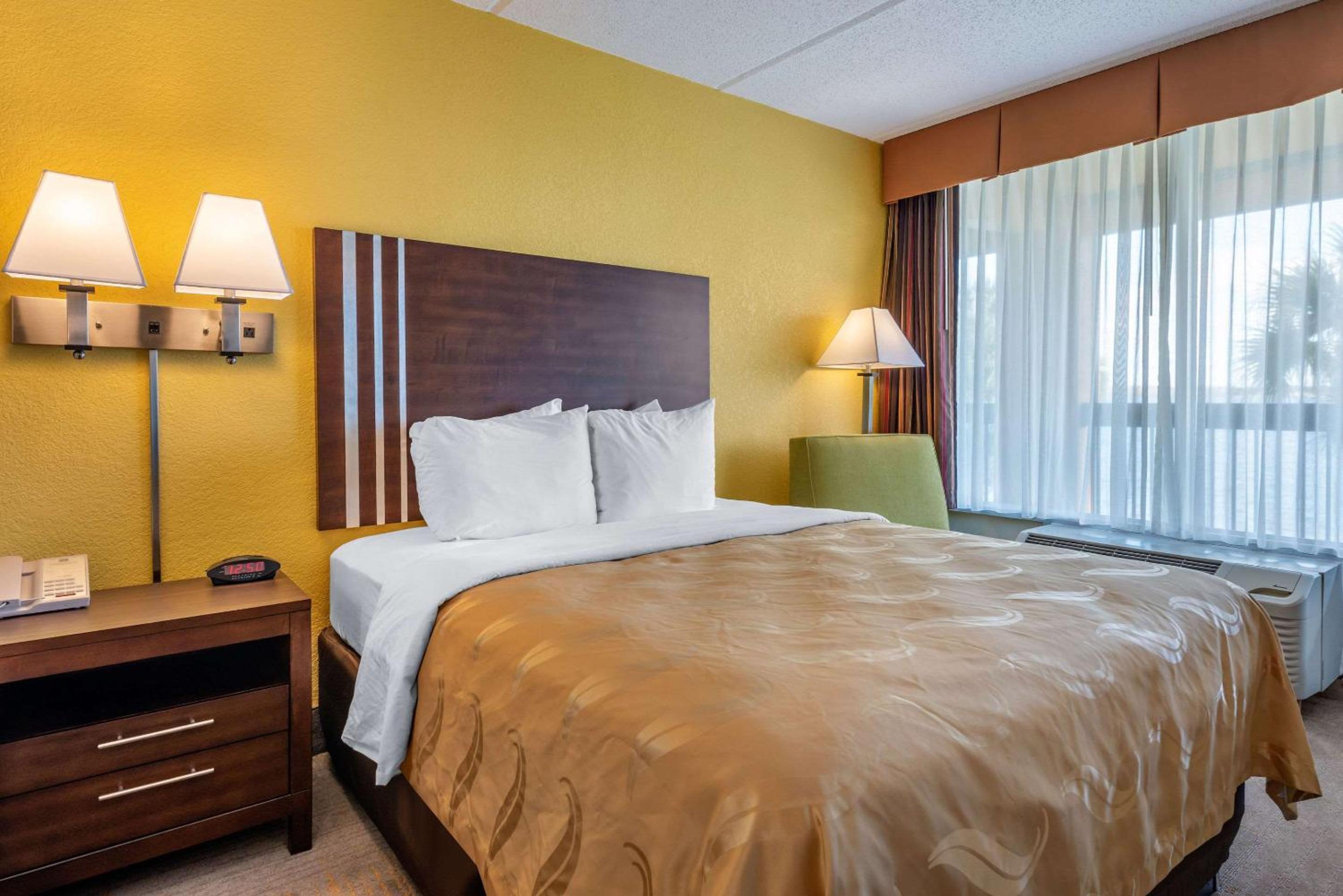 Queen Room with Two Queen Beds - Non-Smoking - Photo 4